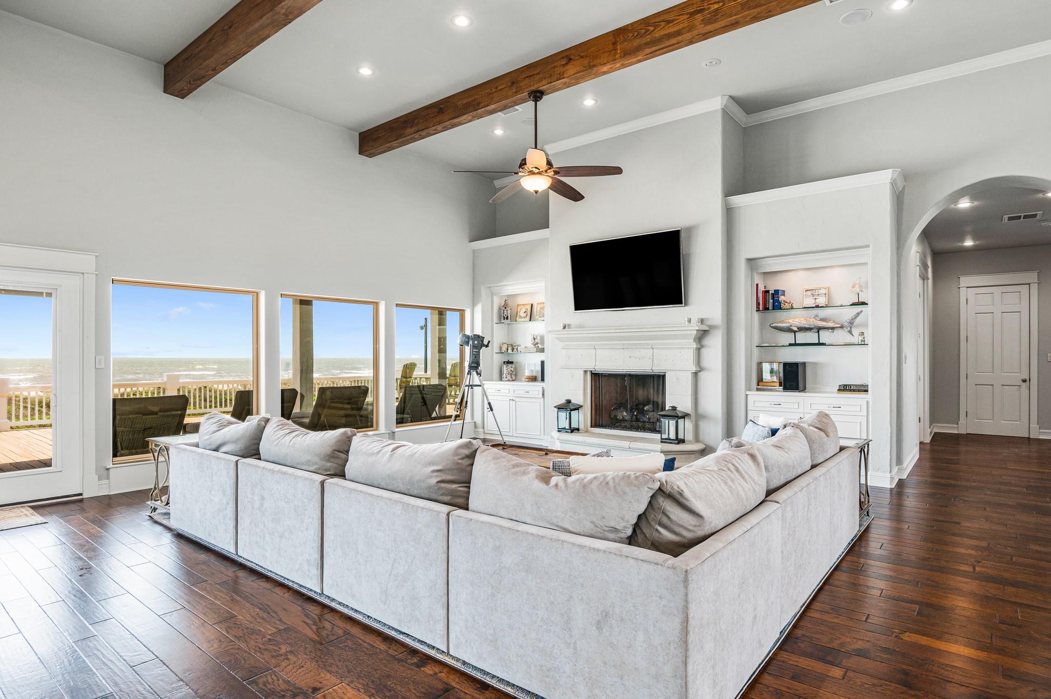 672 Villa DR