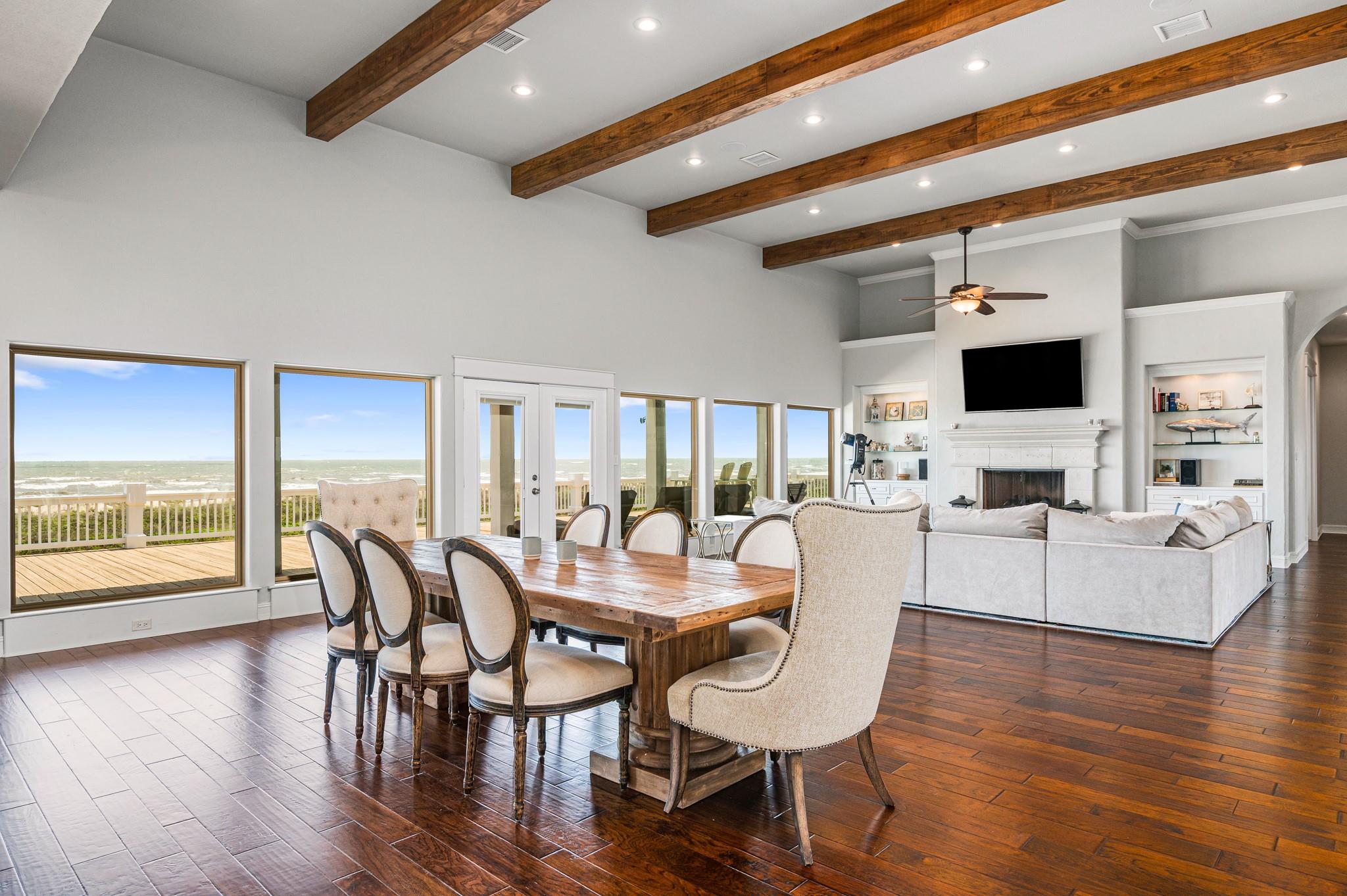 672 Villa DR