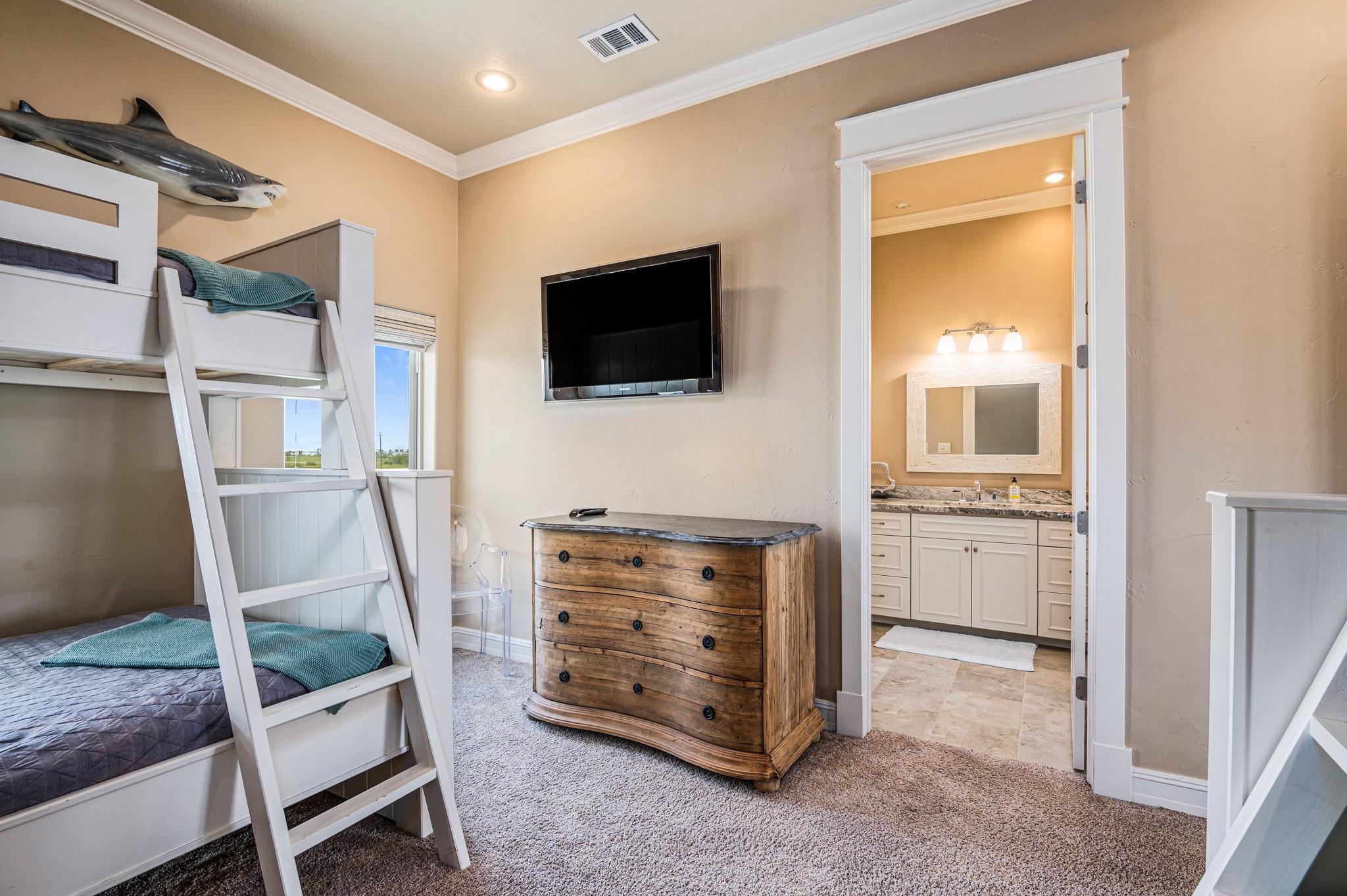 672 Villa DR