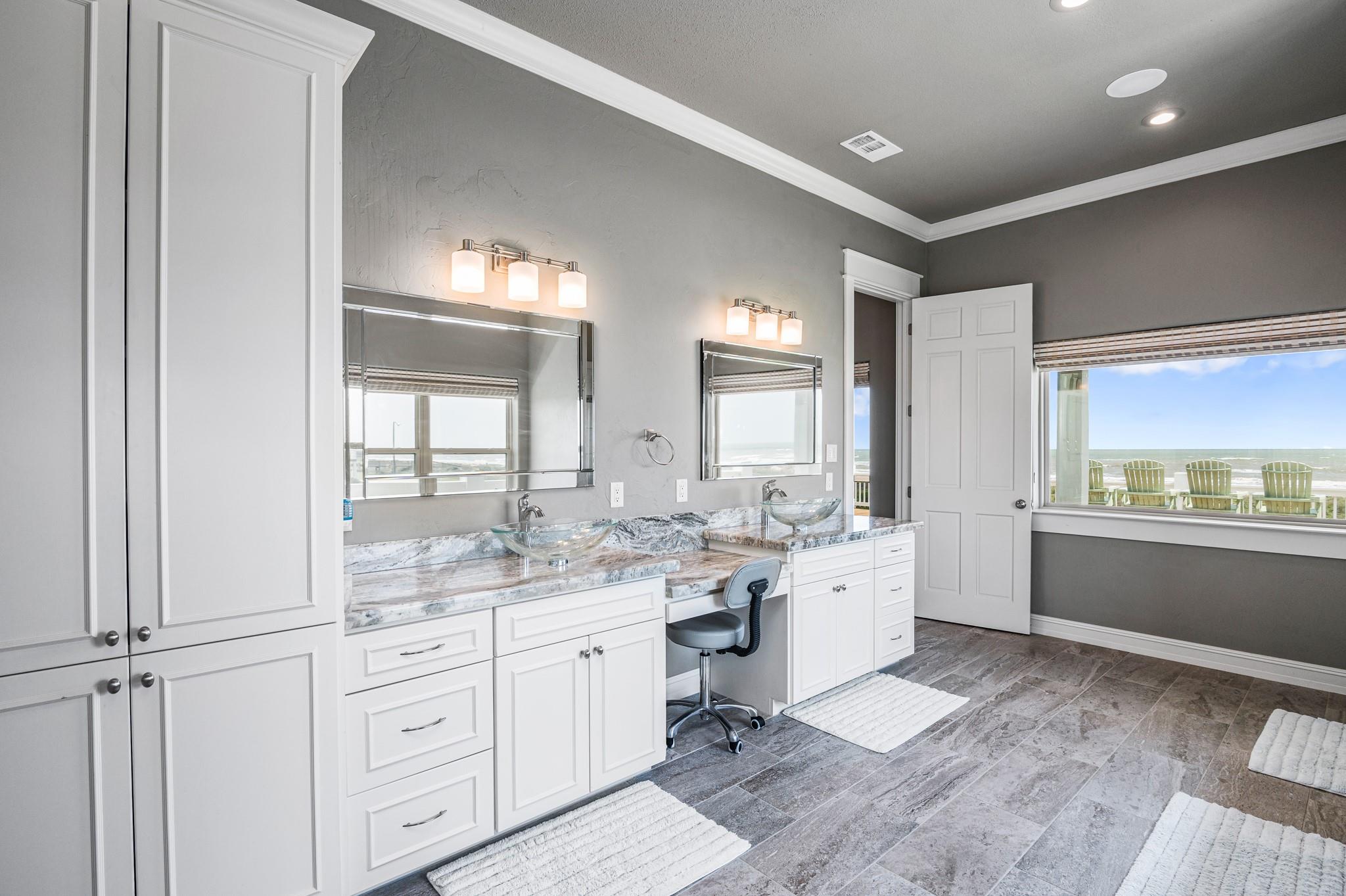 672 Villa DR