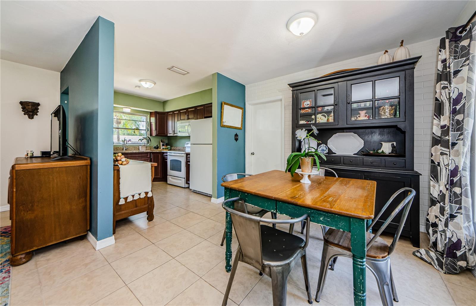 1942 ASHLAND DR