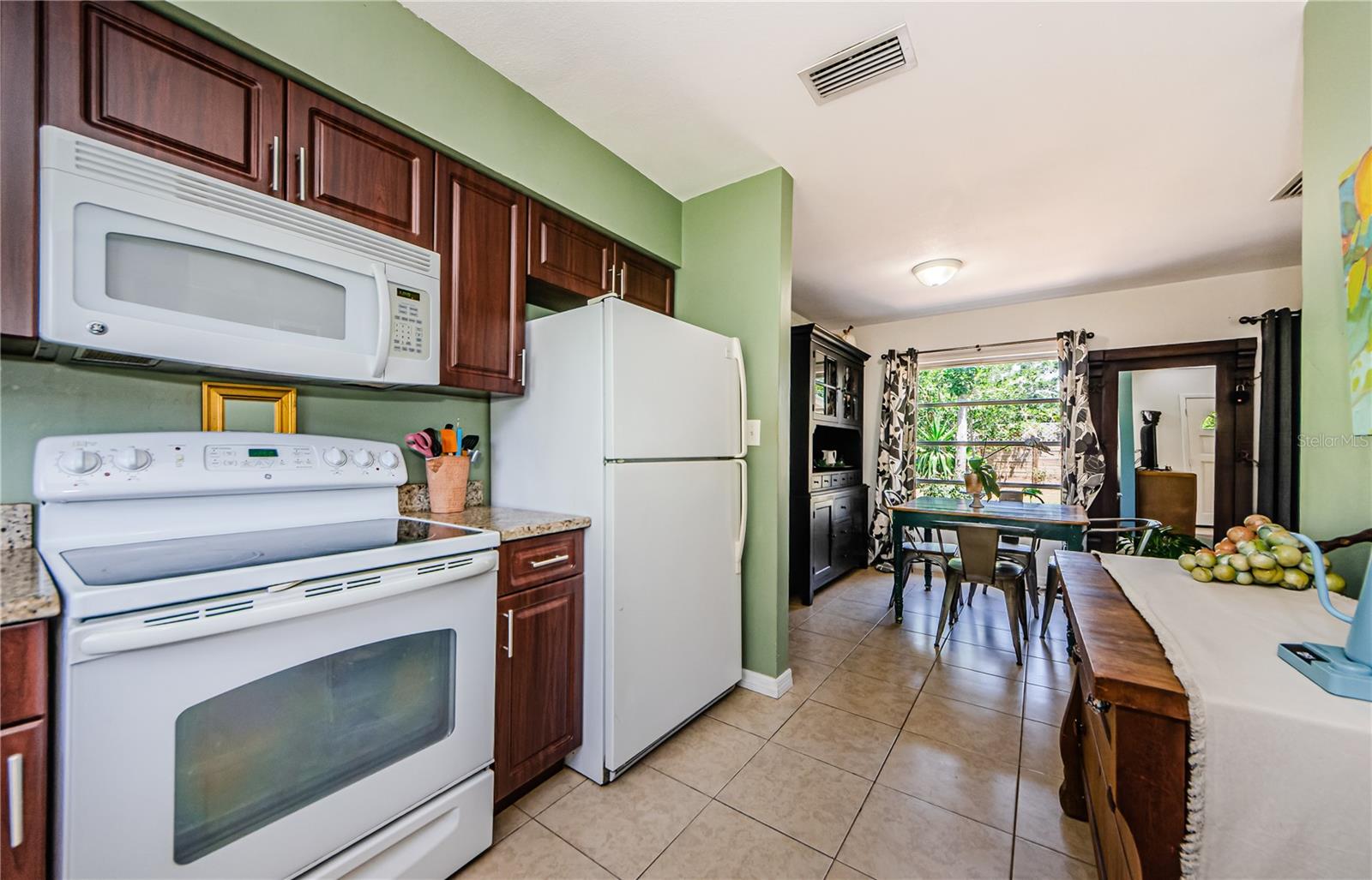 1942 ASHLAND DR