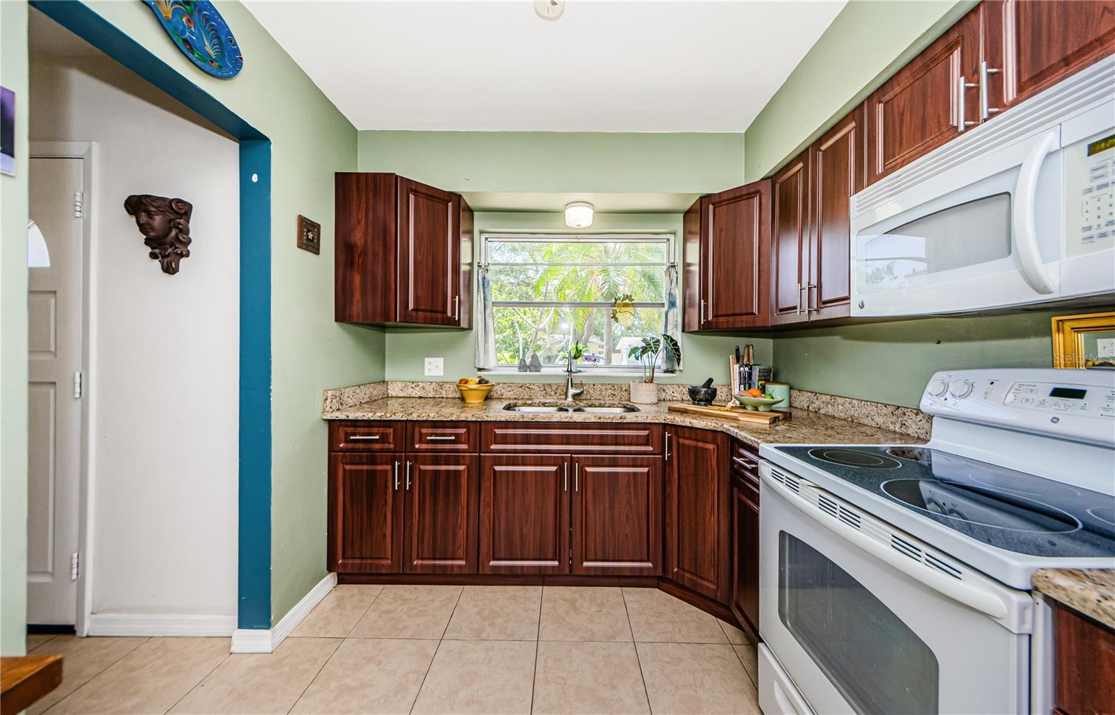 1942 ASHLAND DR