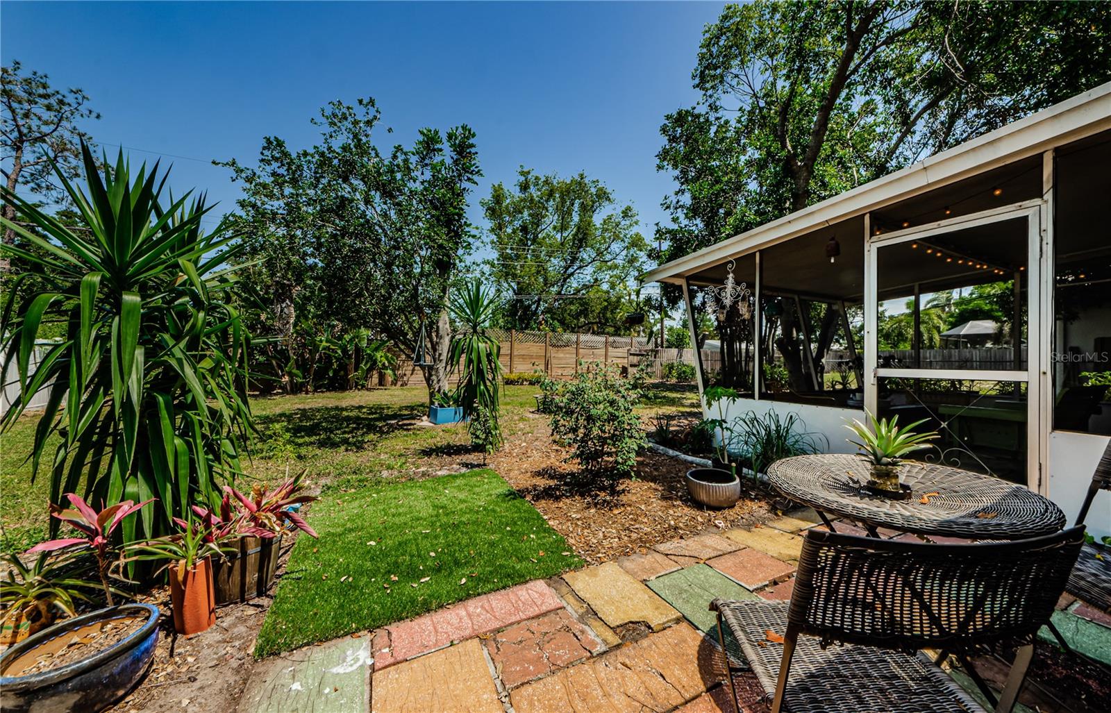1942 ASHLAND DR