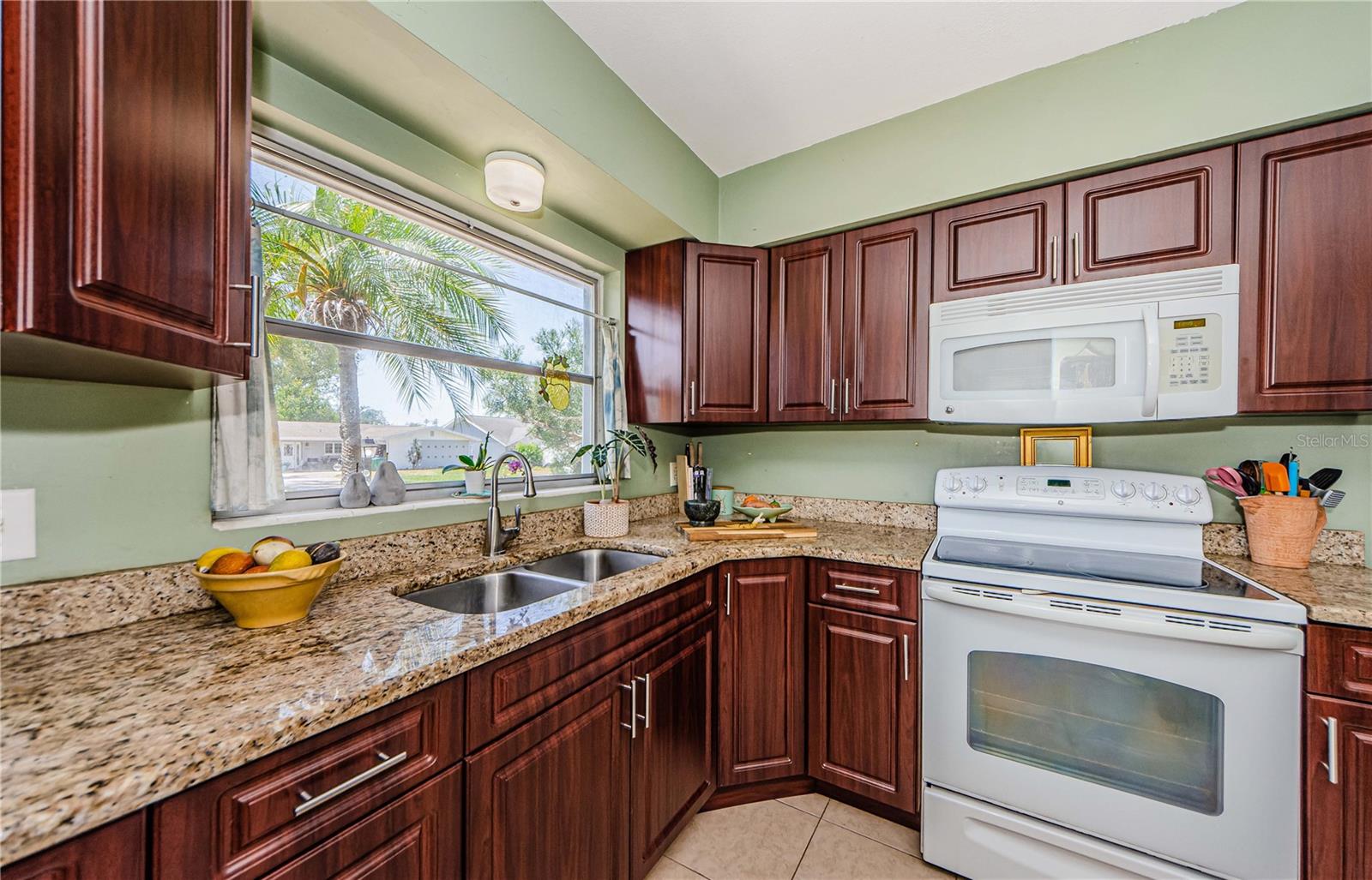 1942 ASHLAND DR
