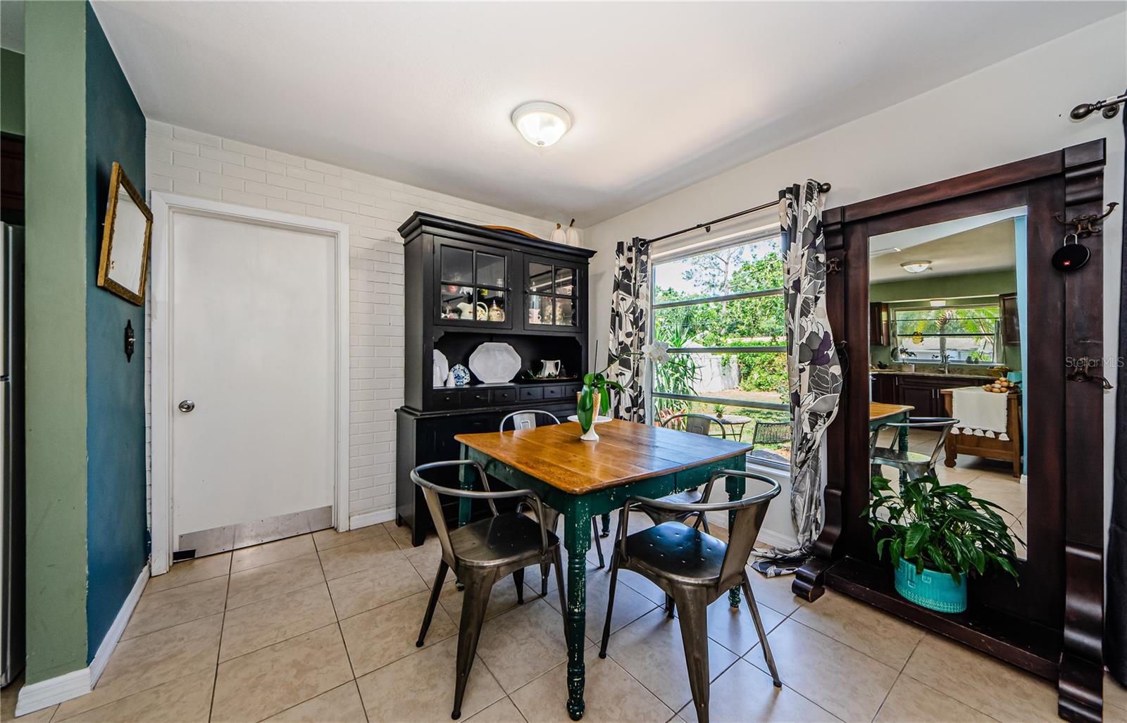 1942 ASHLAND DR