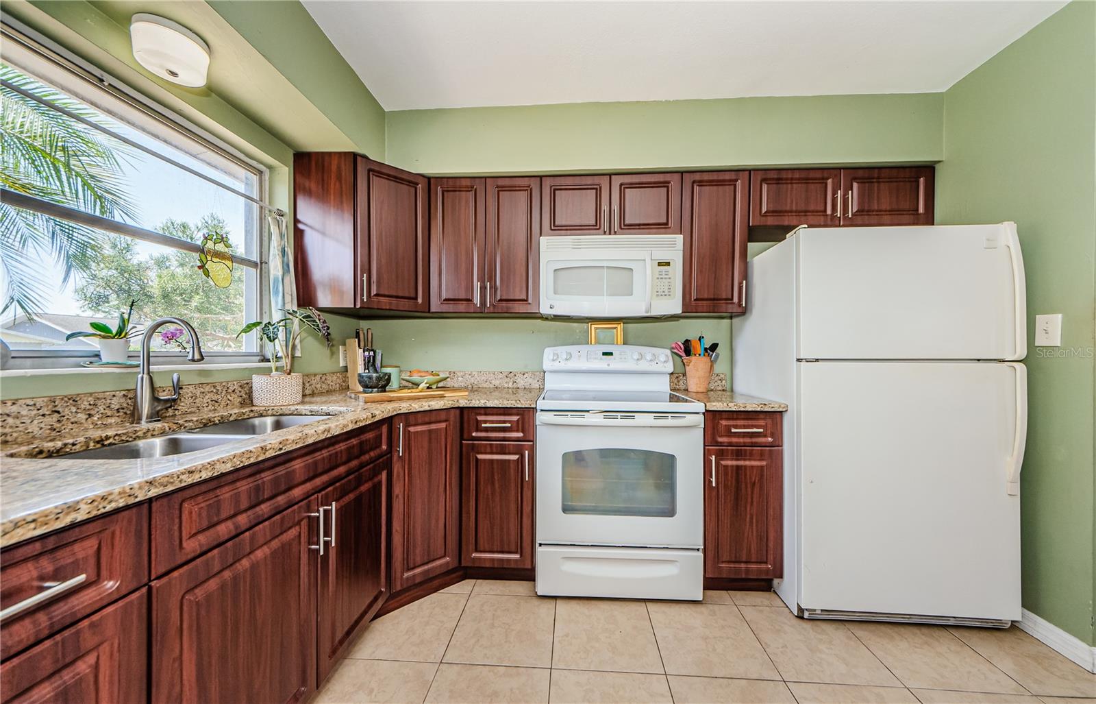 1942 ASHLAND DR