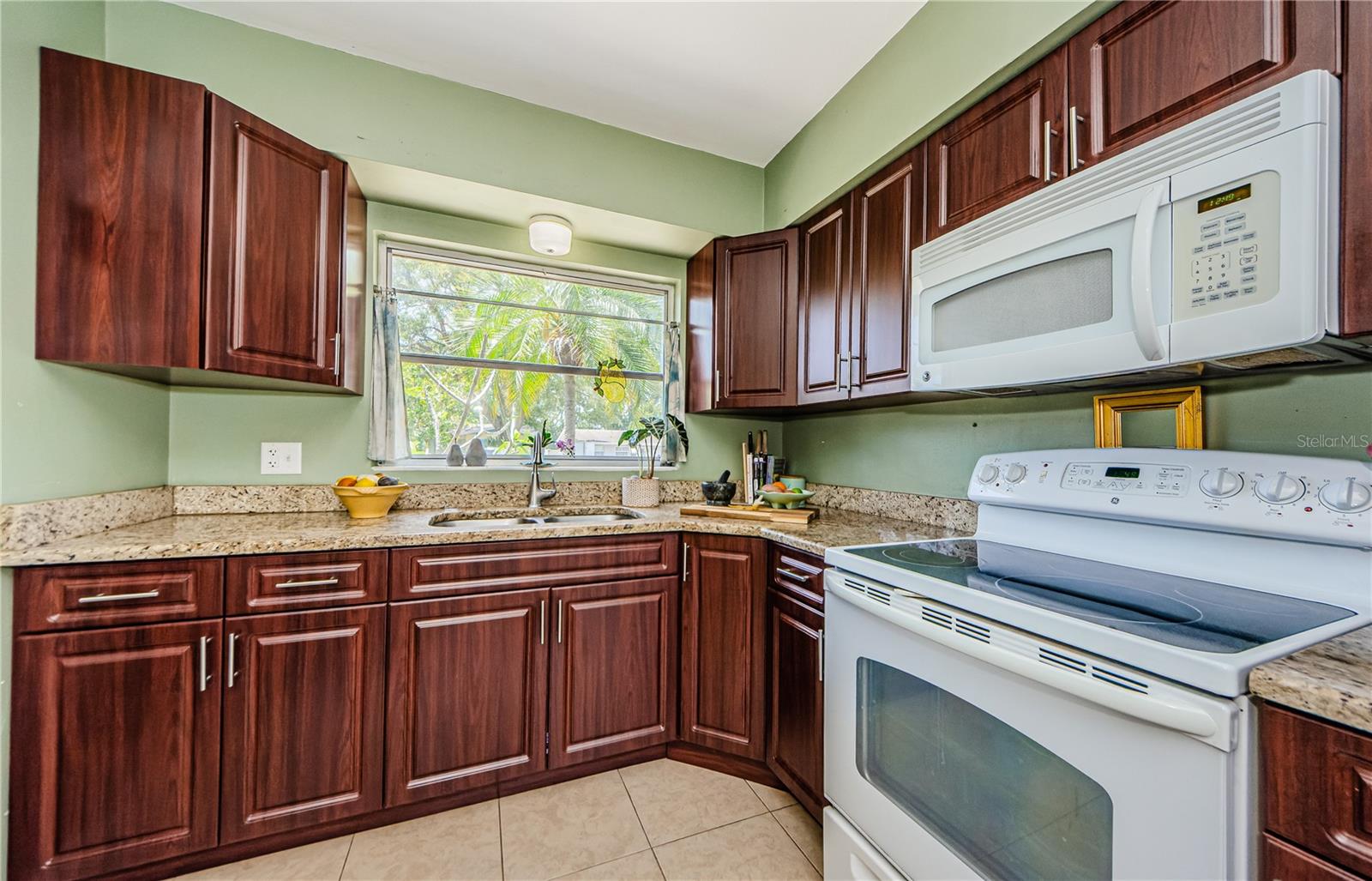 1942 ASHLAND DR