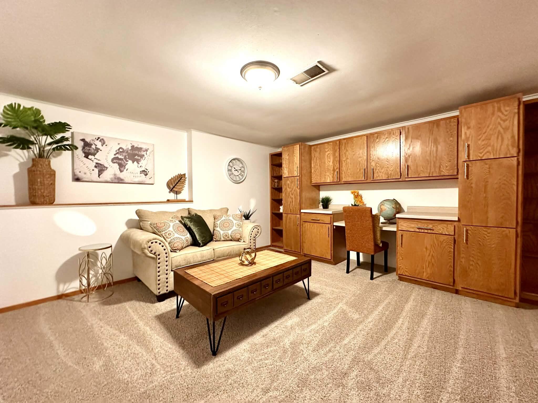 29933 Greenleaf Dr