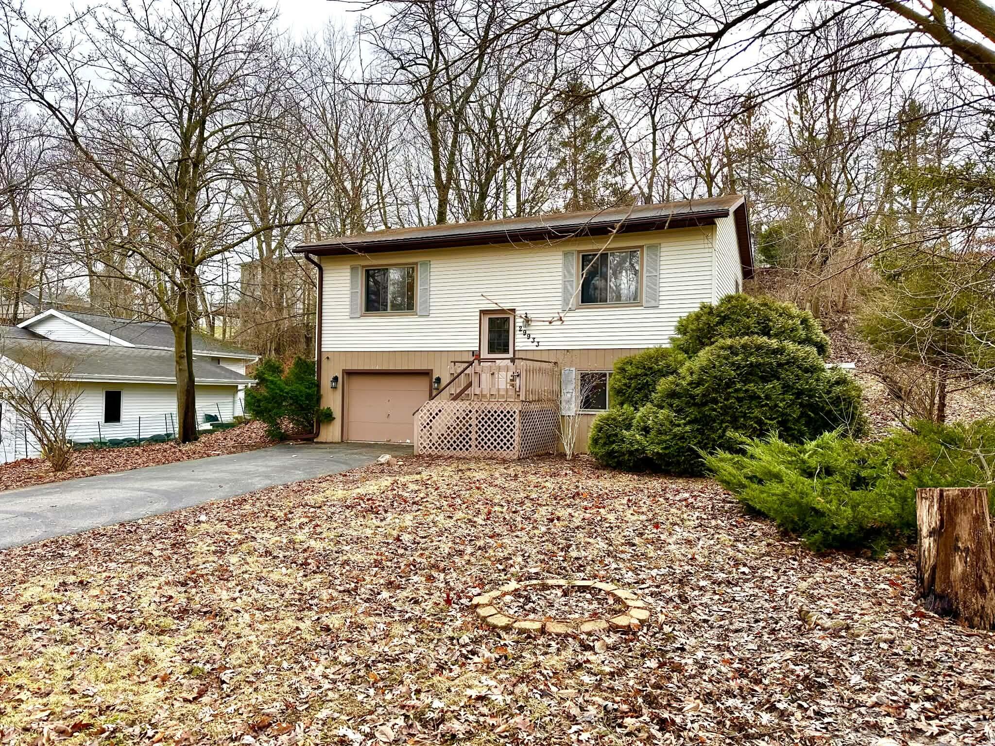 29933 Greenleaf Dr
