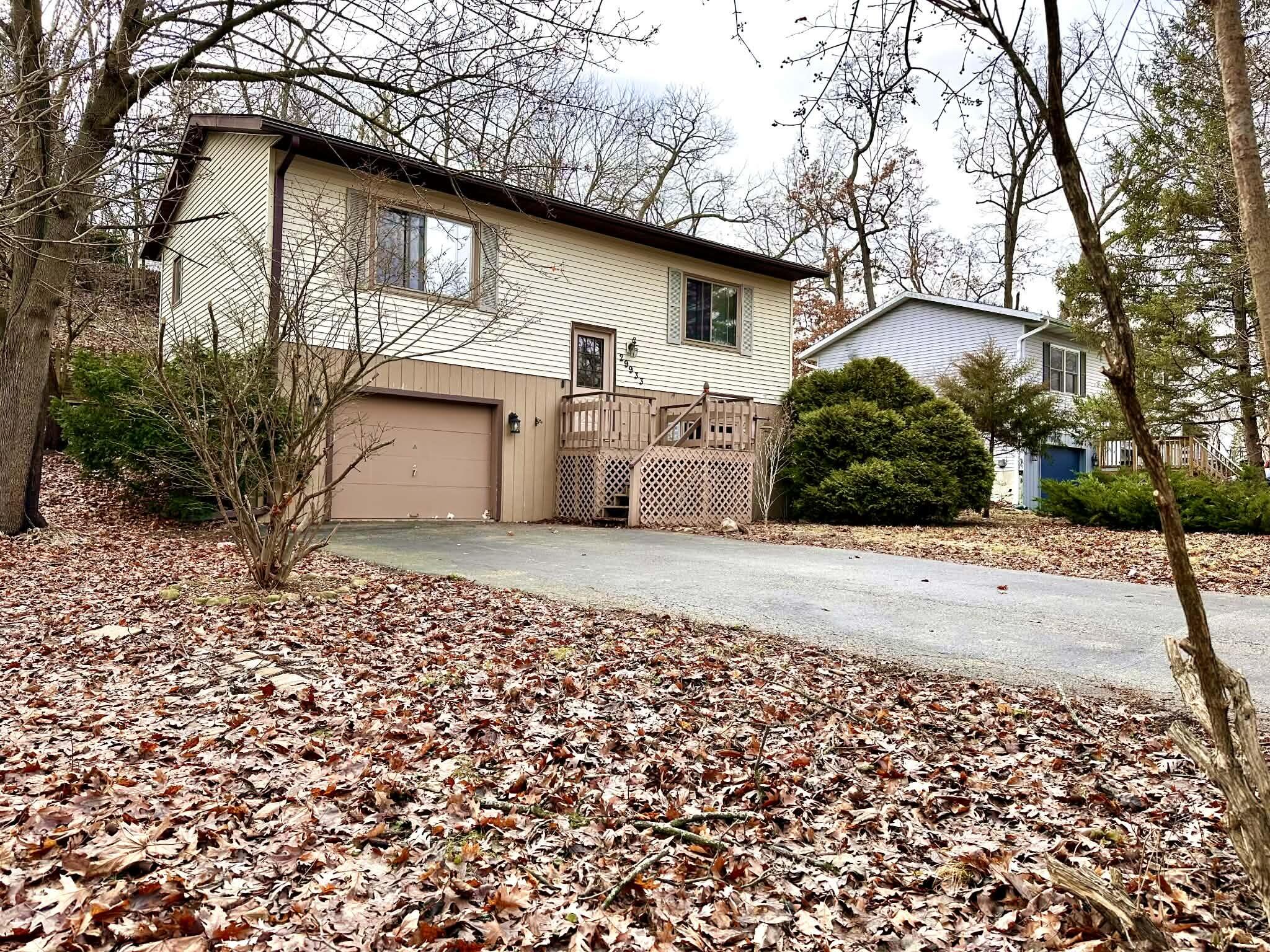29933 Greenleaf Dr
