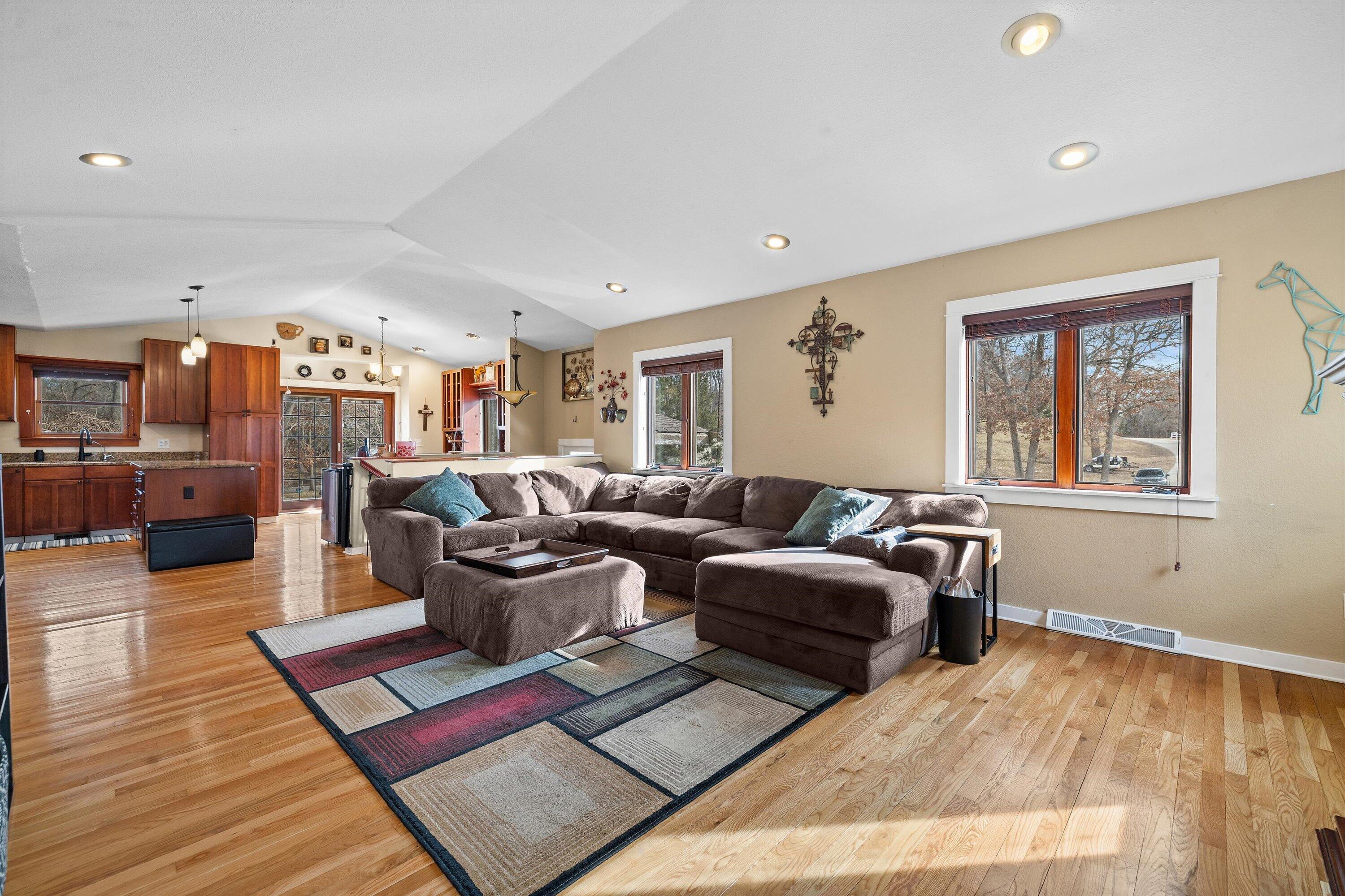 29944 Greenleaf Dr