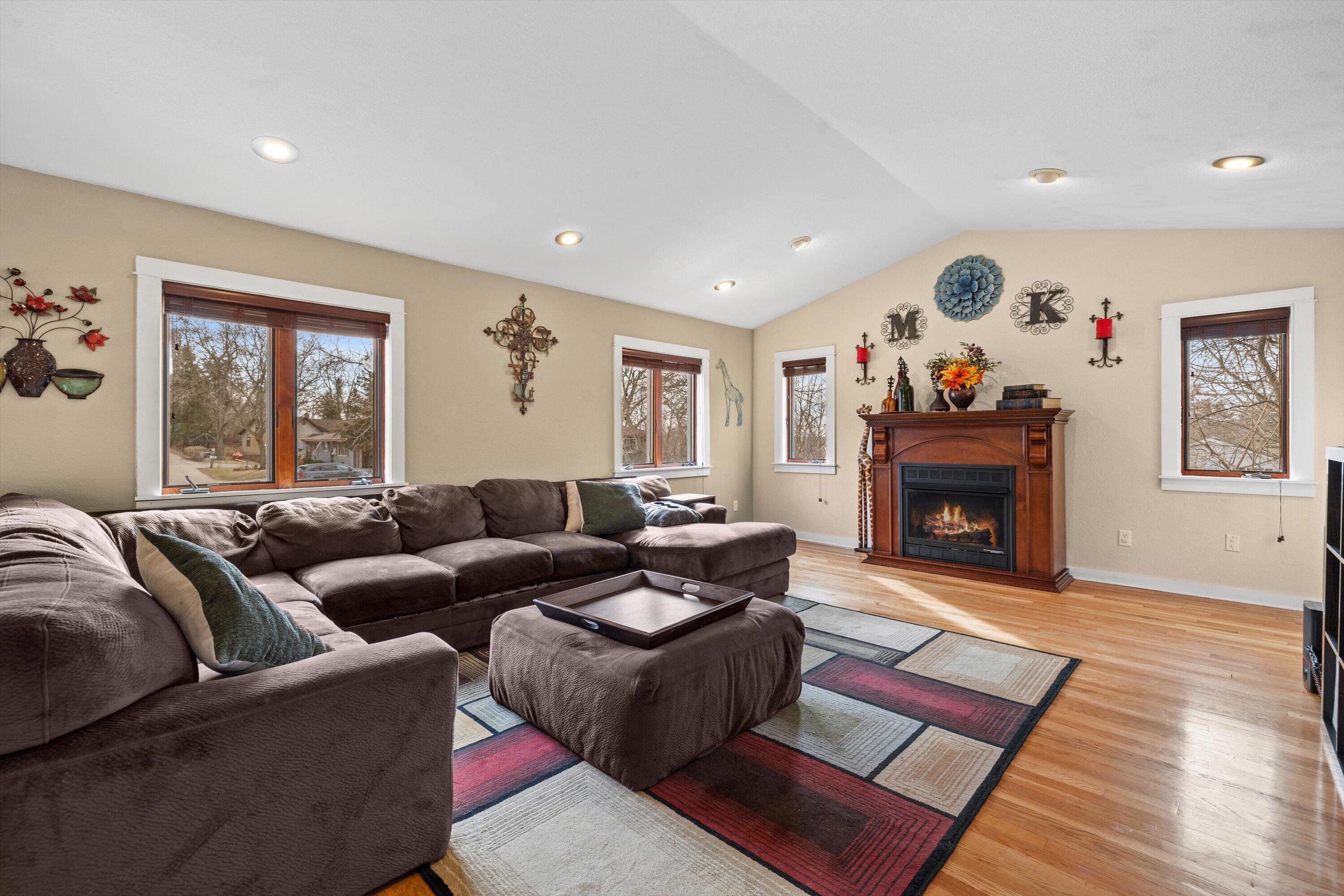 29944 Greenleaf Dr