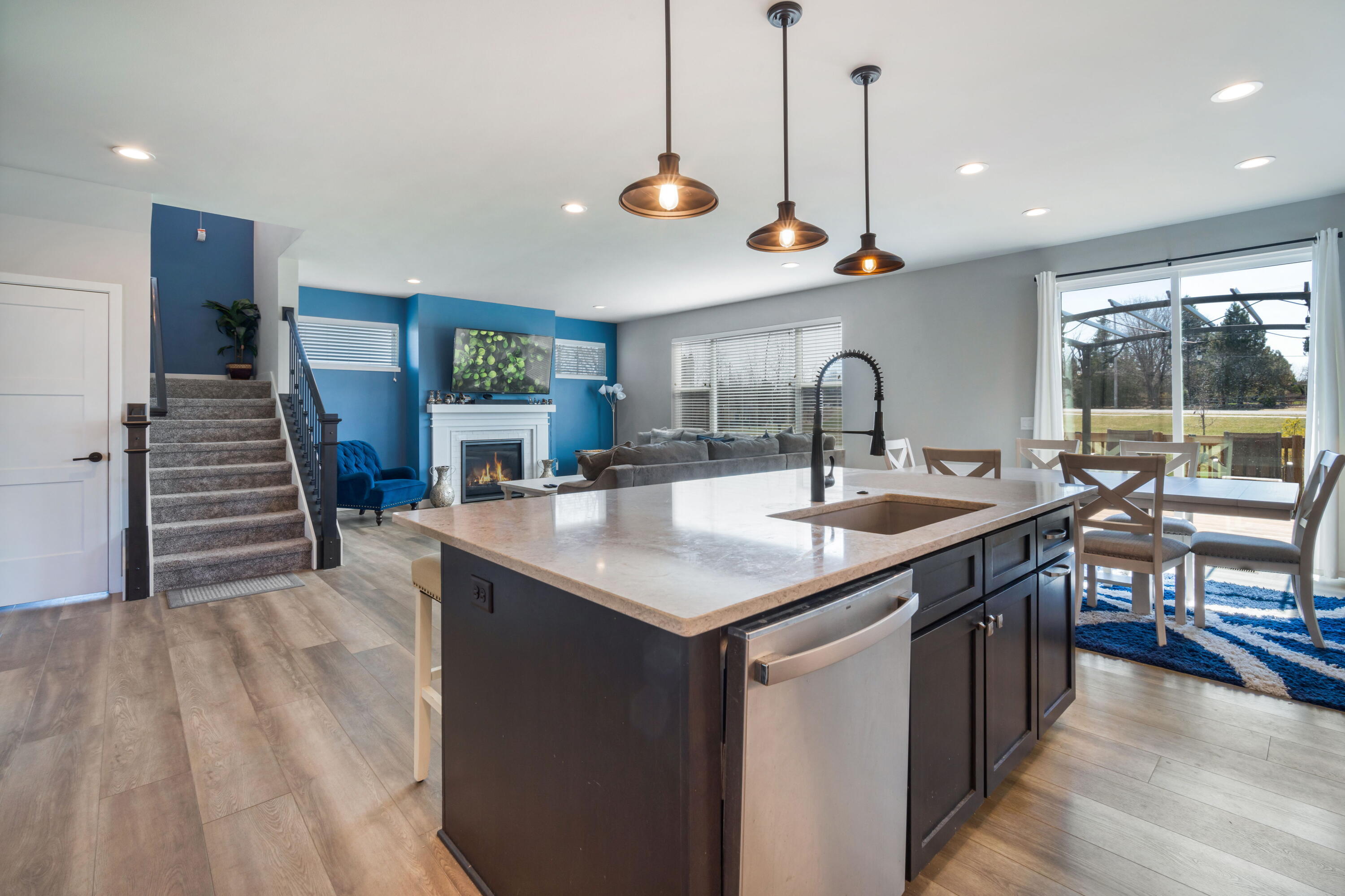 W148N10450 Blackbird Pt