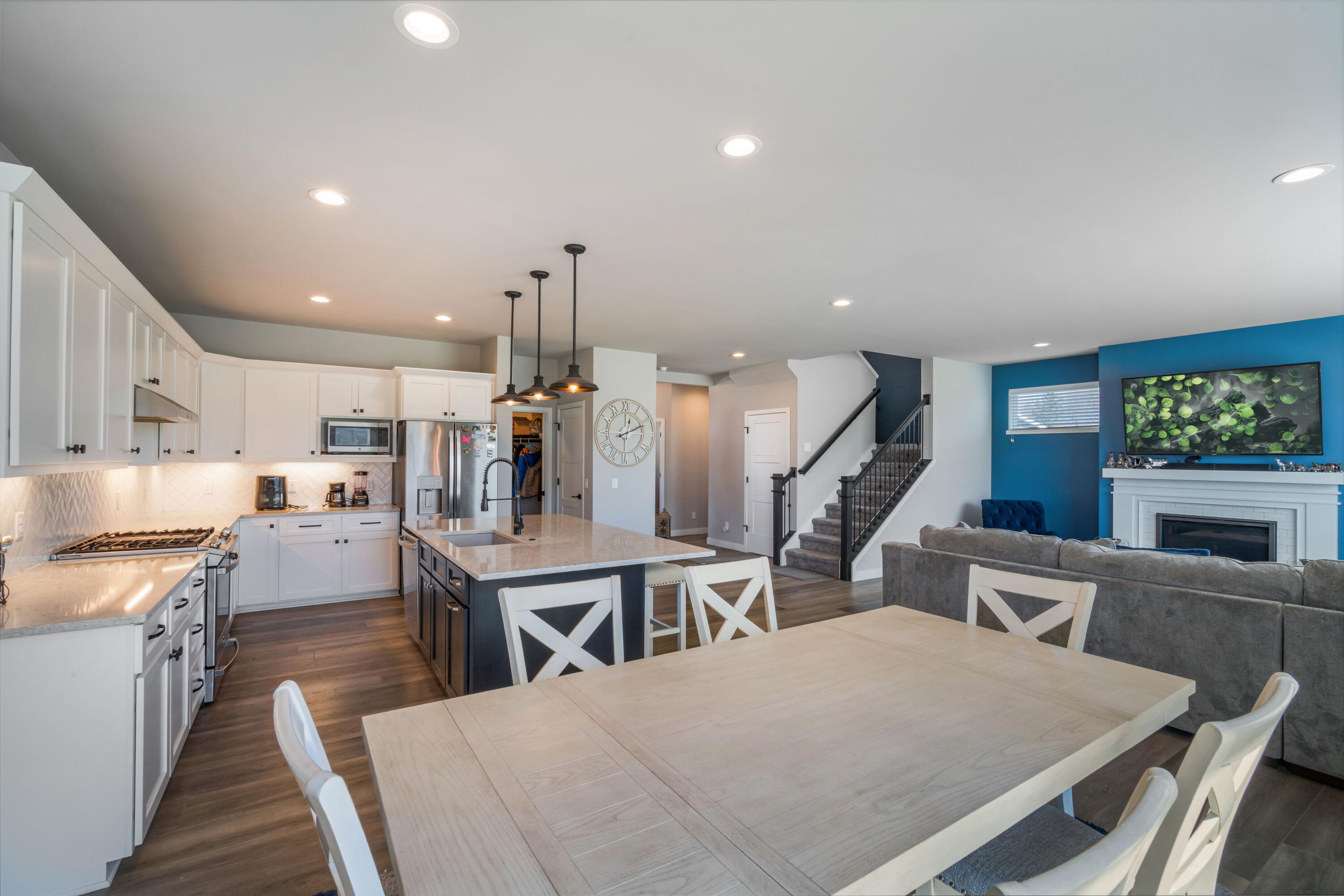 W148N10450 Blackbird Pt