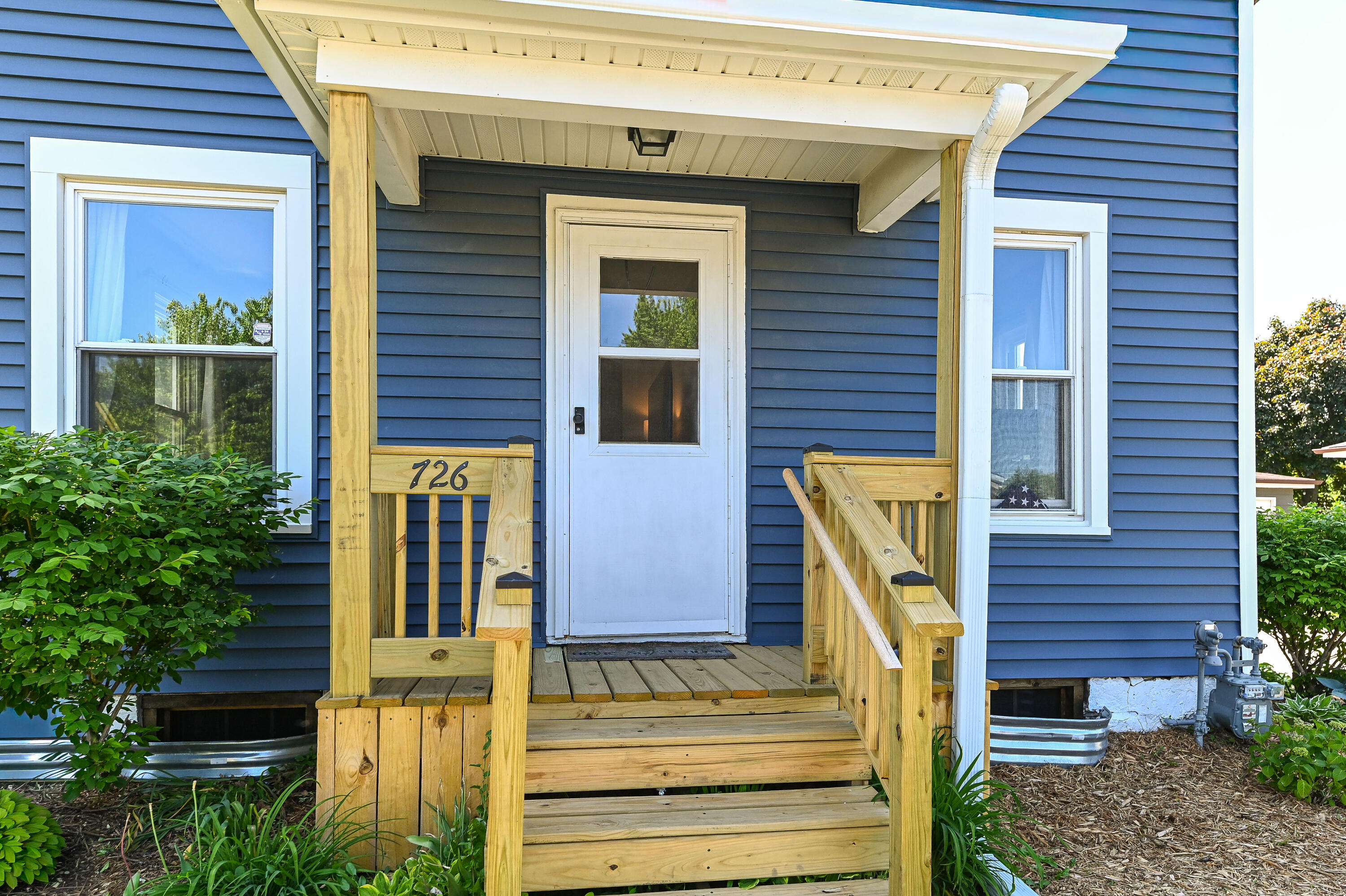 726 High St