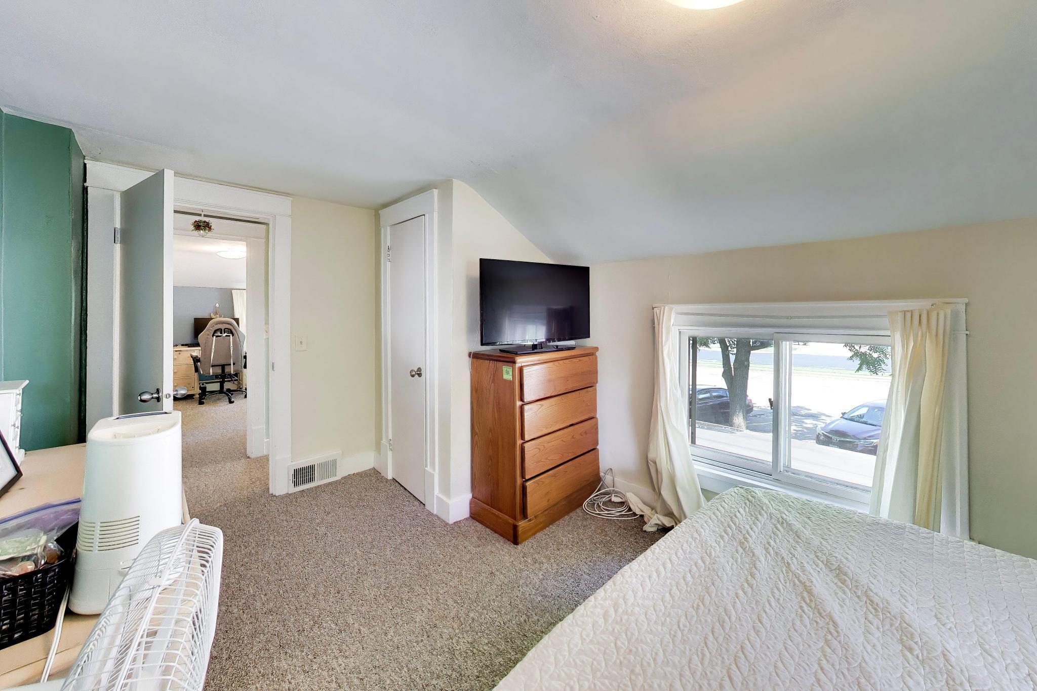 1207 Vine St, 1209