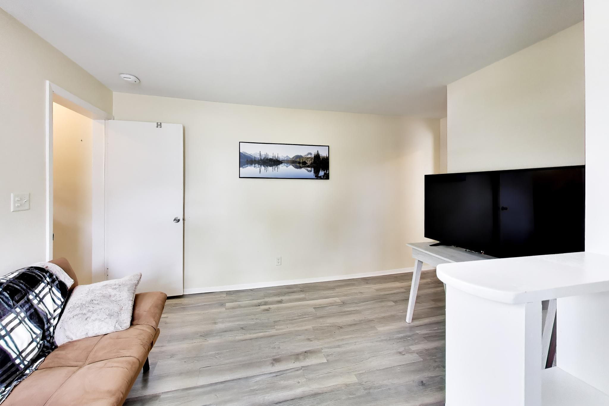 1207 Vine St, 1209
