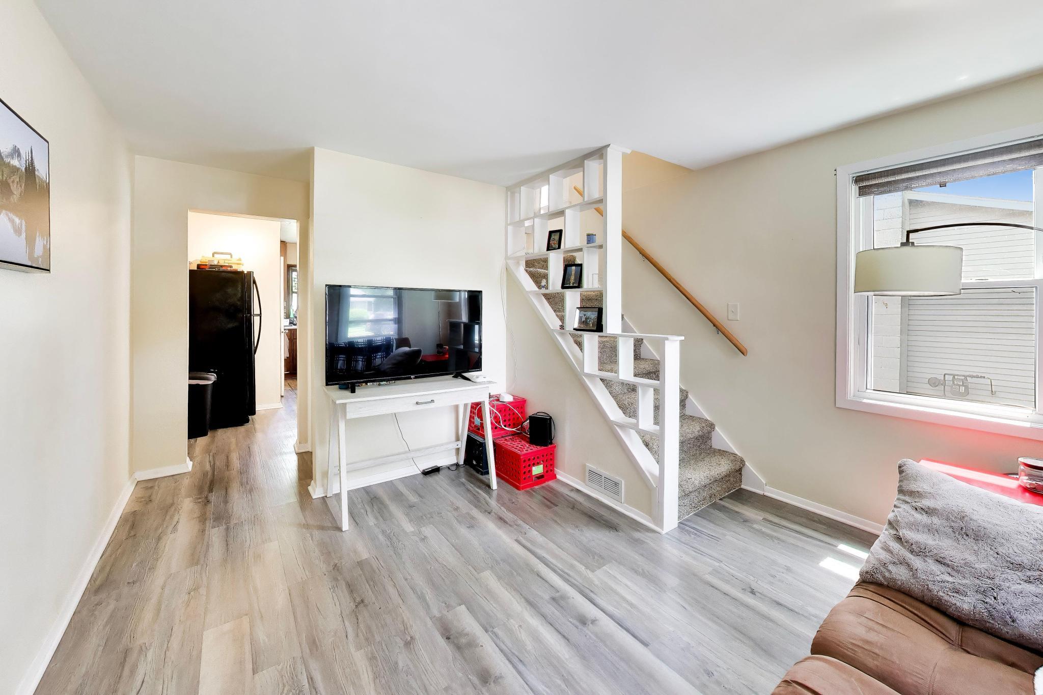 1207 Vine St, 1209