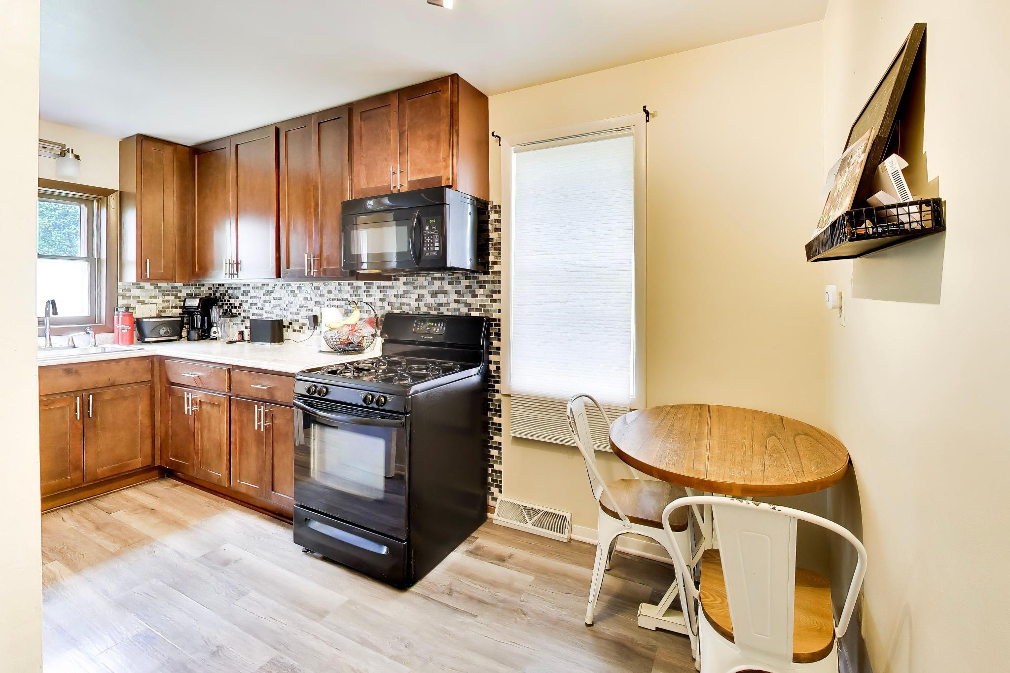 1207 Vine St, 1209