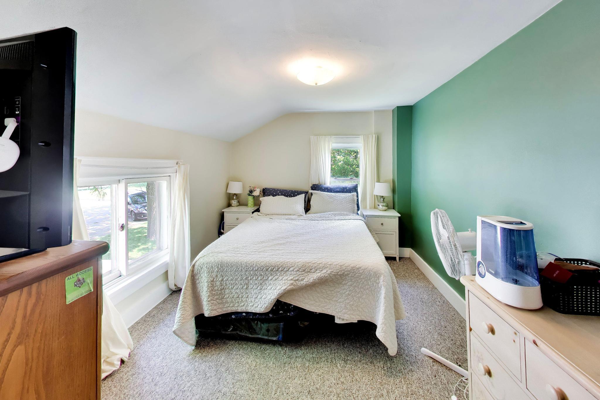 1207 Vine St, 1209