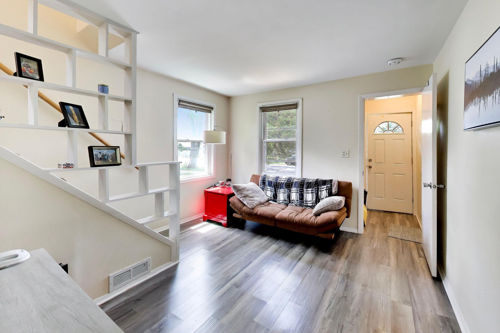 1207 Vine St, 1209