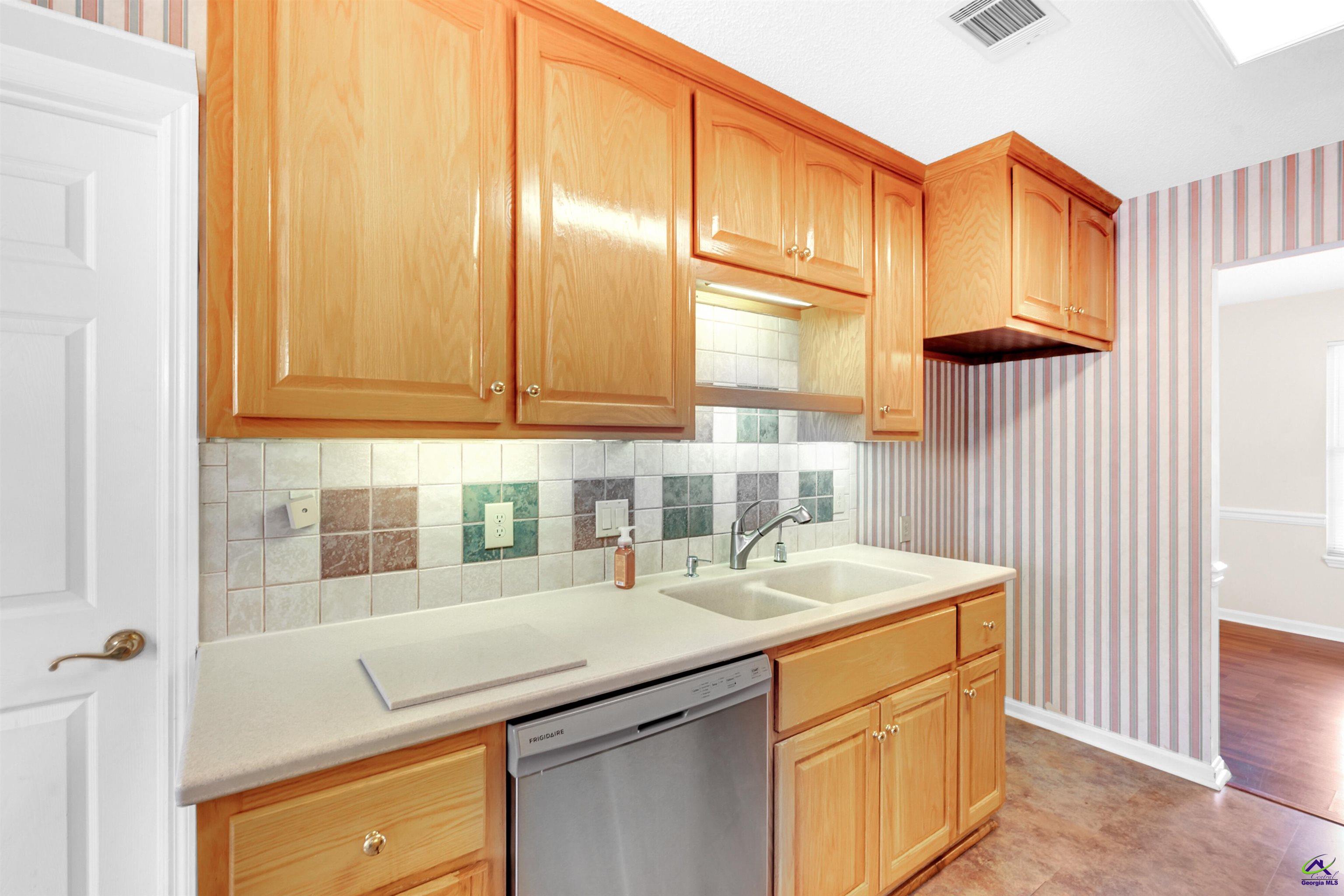 216 Crestwood Circle