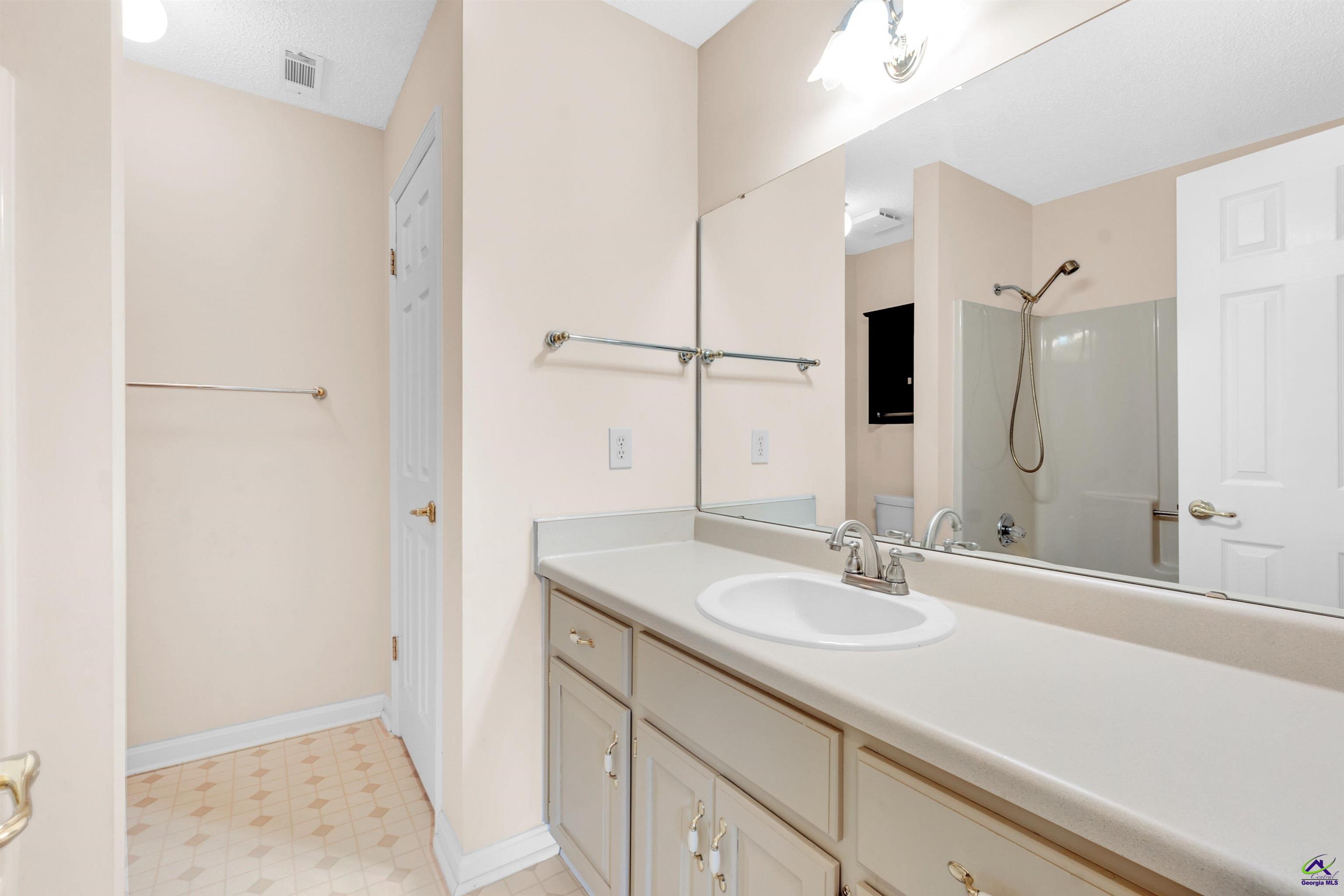 216 Crestwood Circle