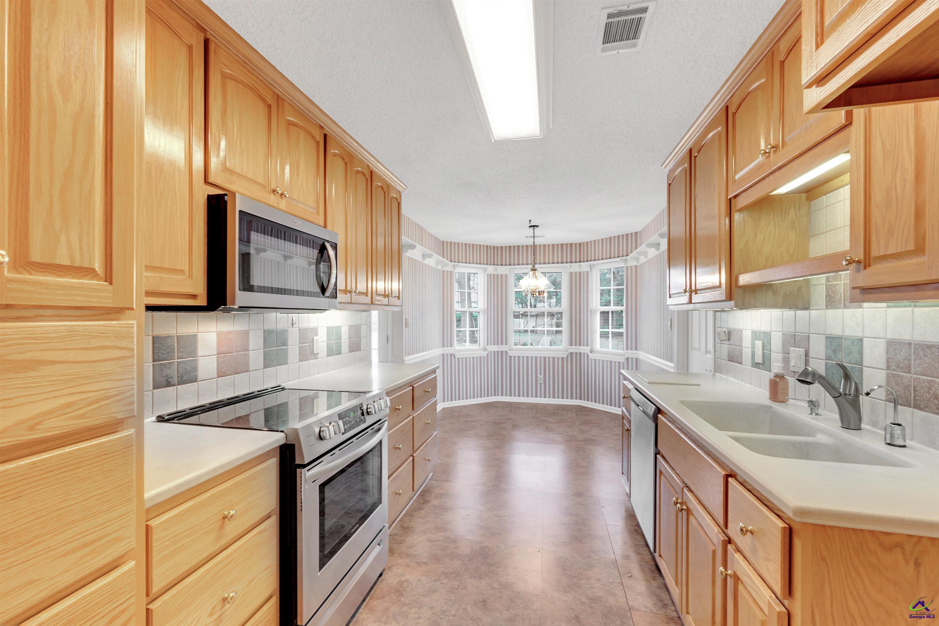 216 Crestwood Circle