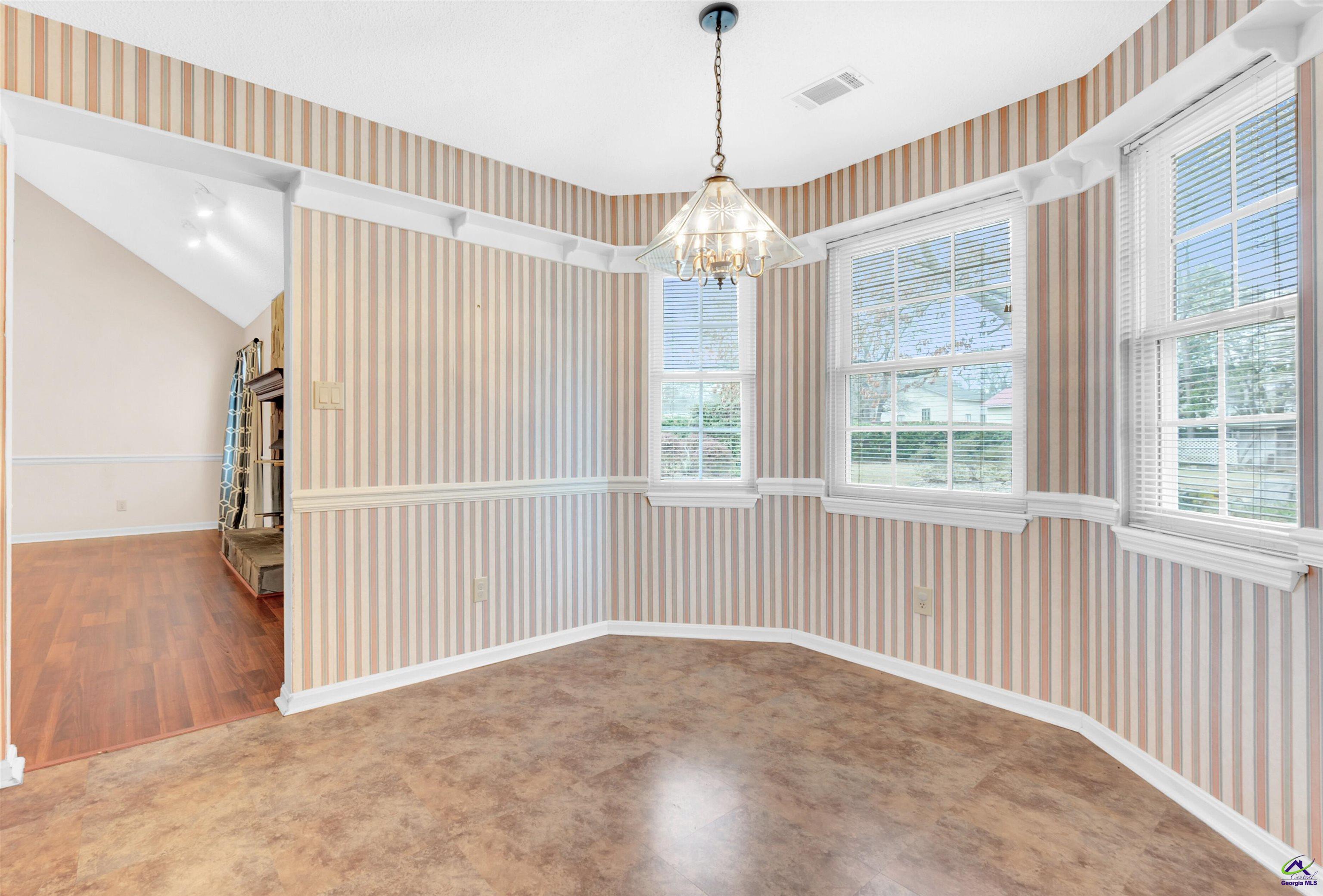 216 Crestwood Circle