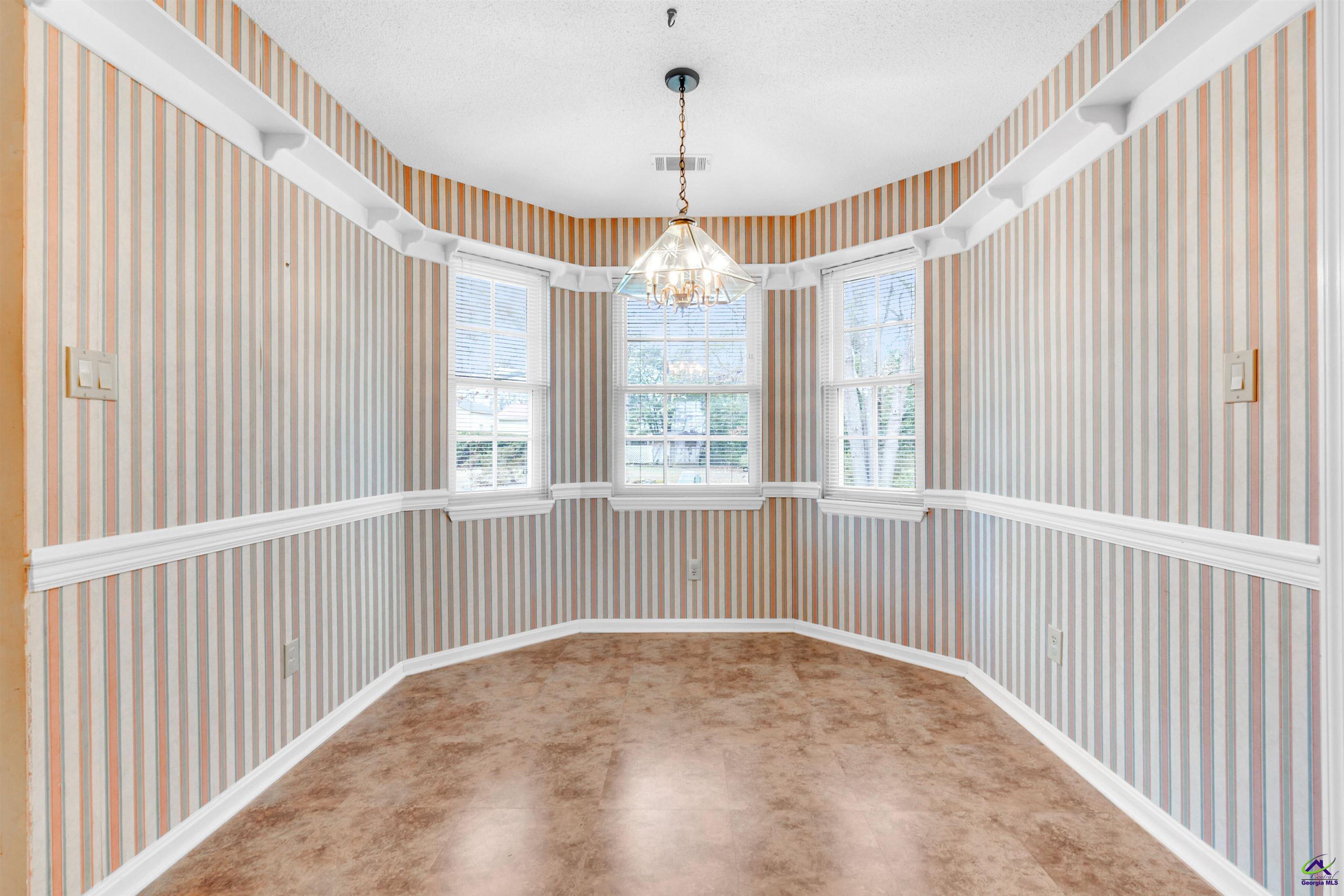 216 Crestwood Circle