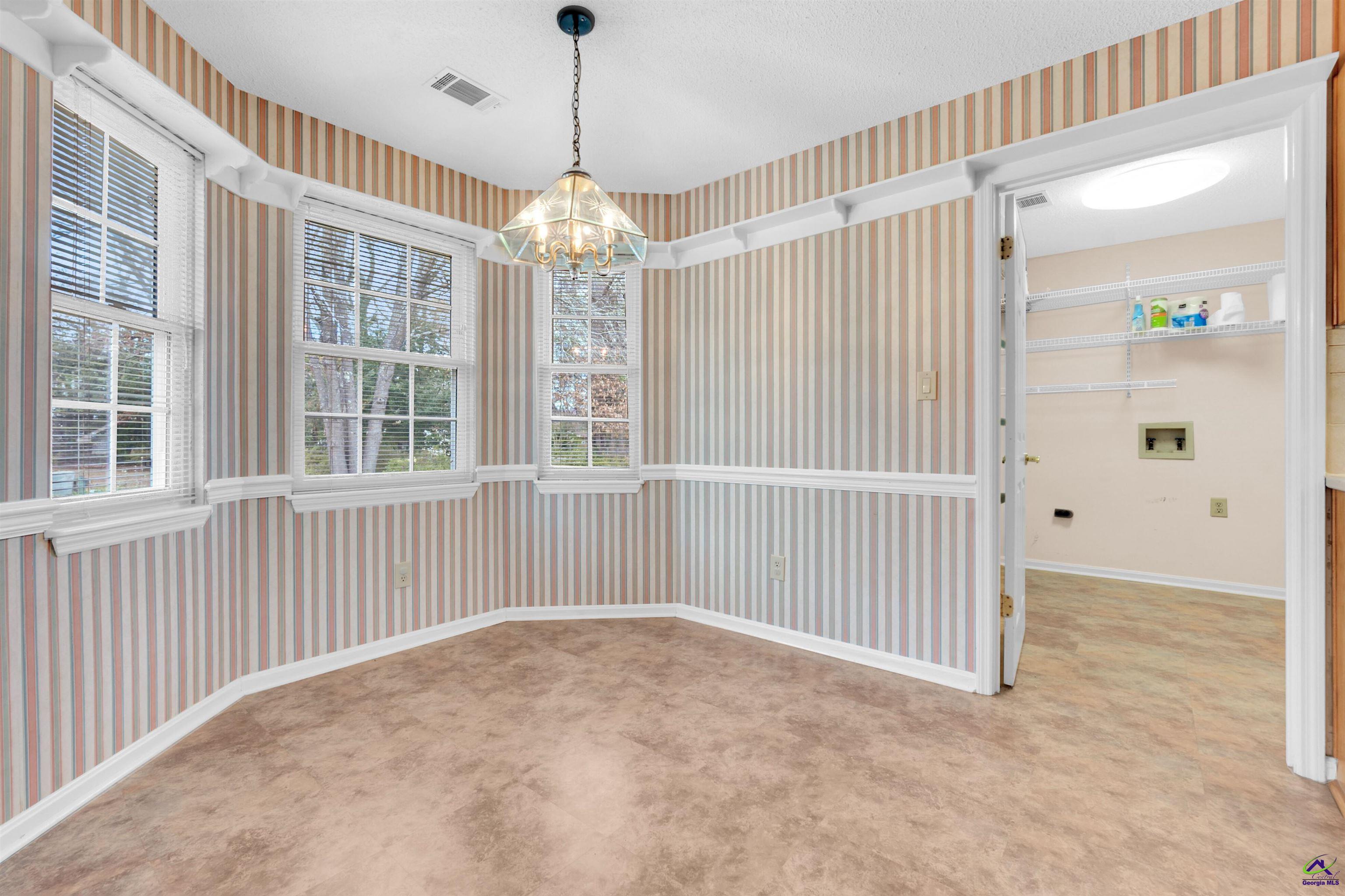 216 Crestwood Circle