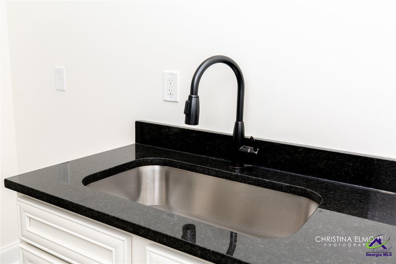 402 General Courtney Hodges Boulevard