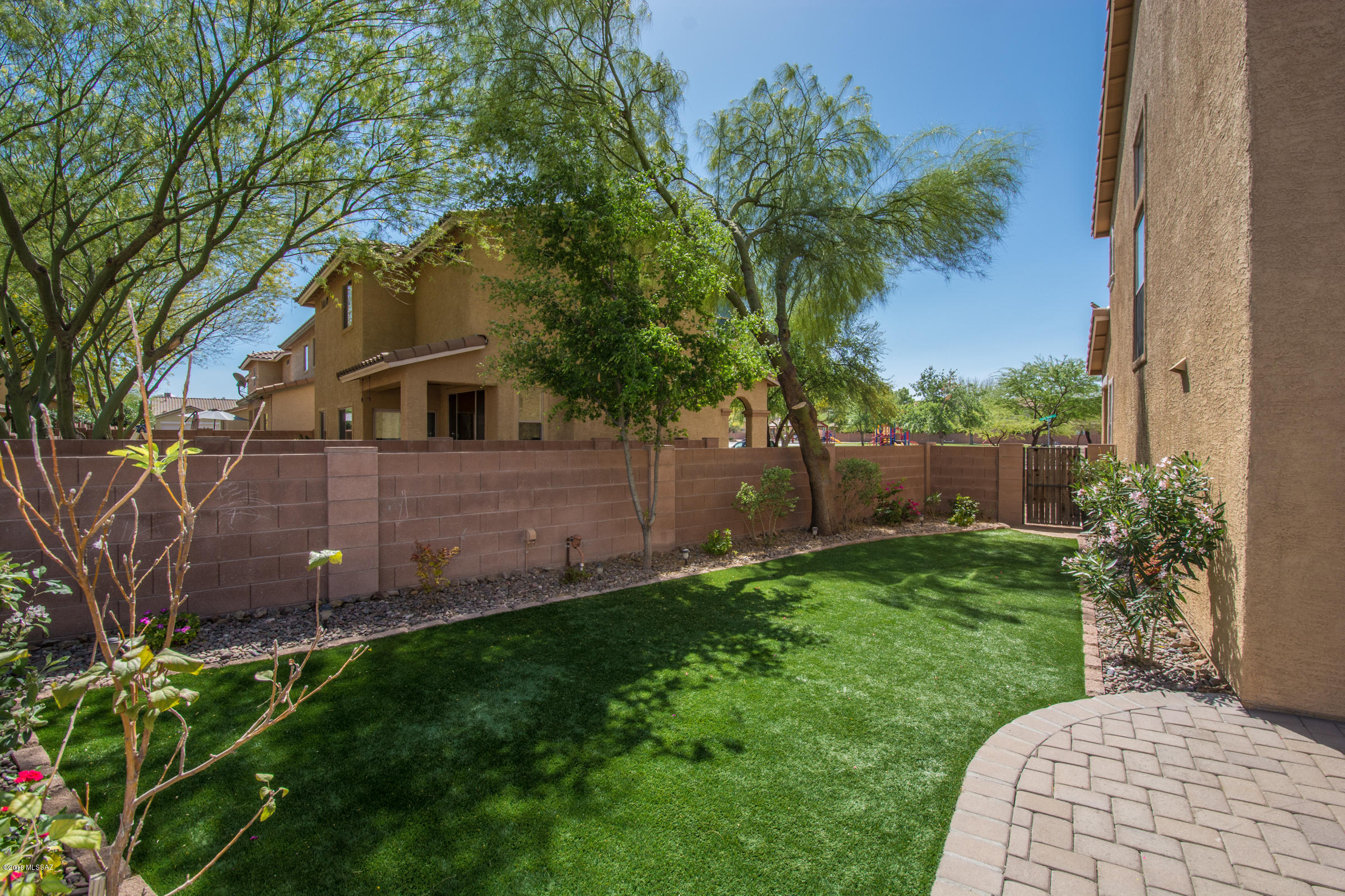 1618 W Green Thicket Way