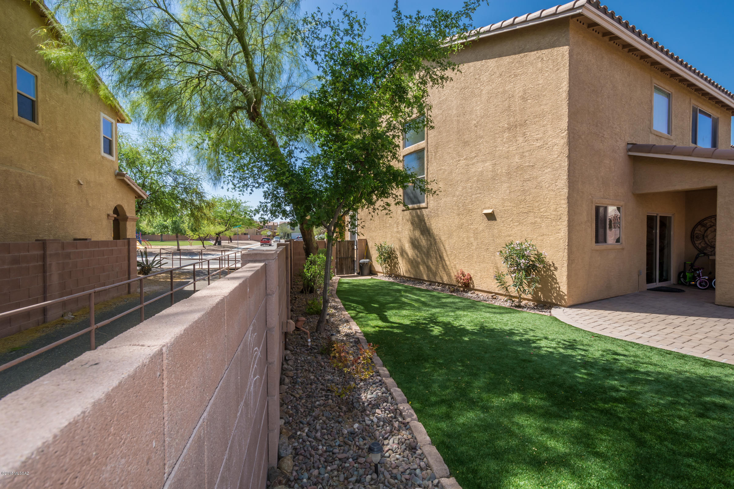 1618 W Green Thicket Way