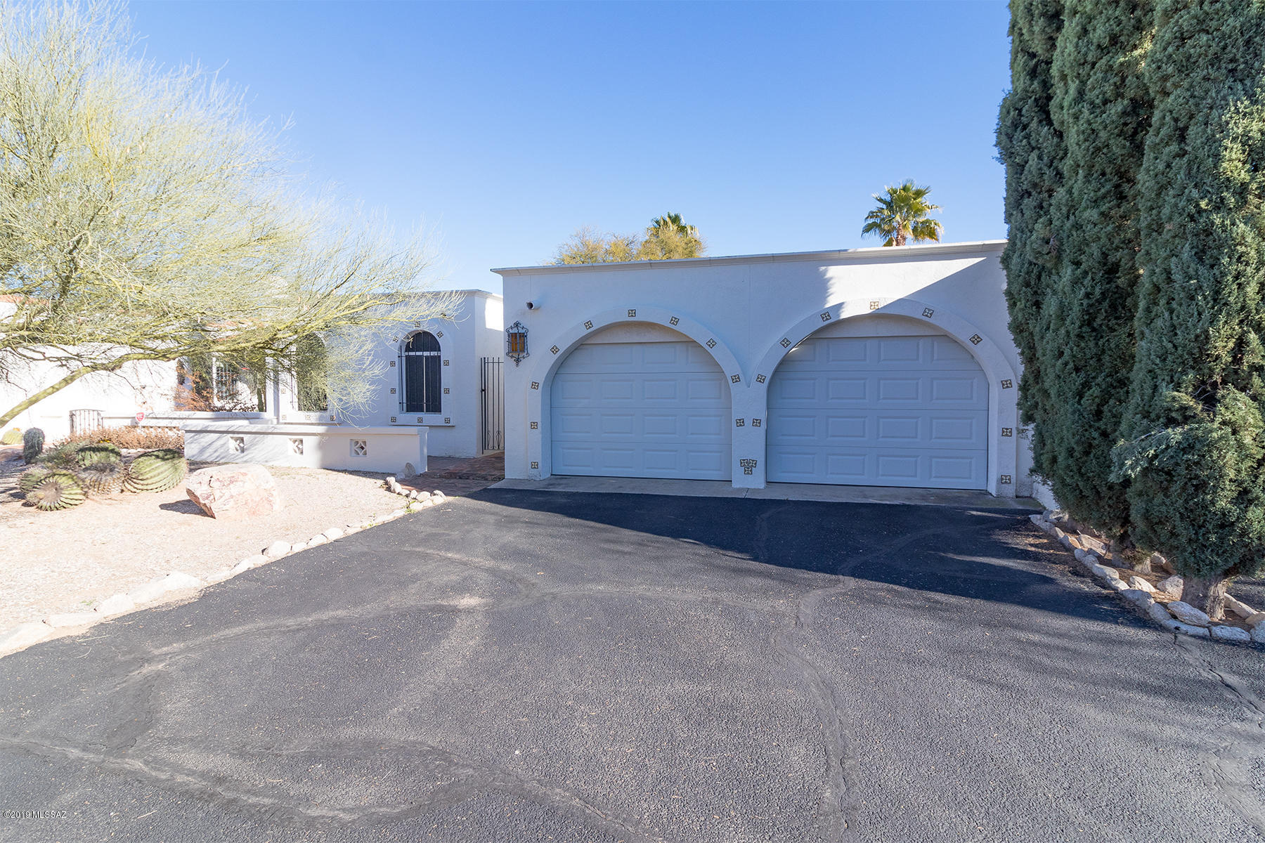 5812 N Camino Esplendora