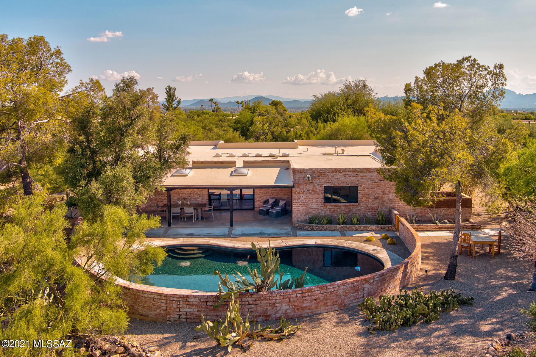 1815 E Camino Cresta