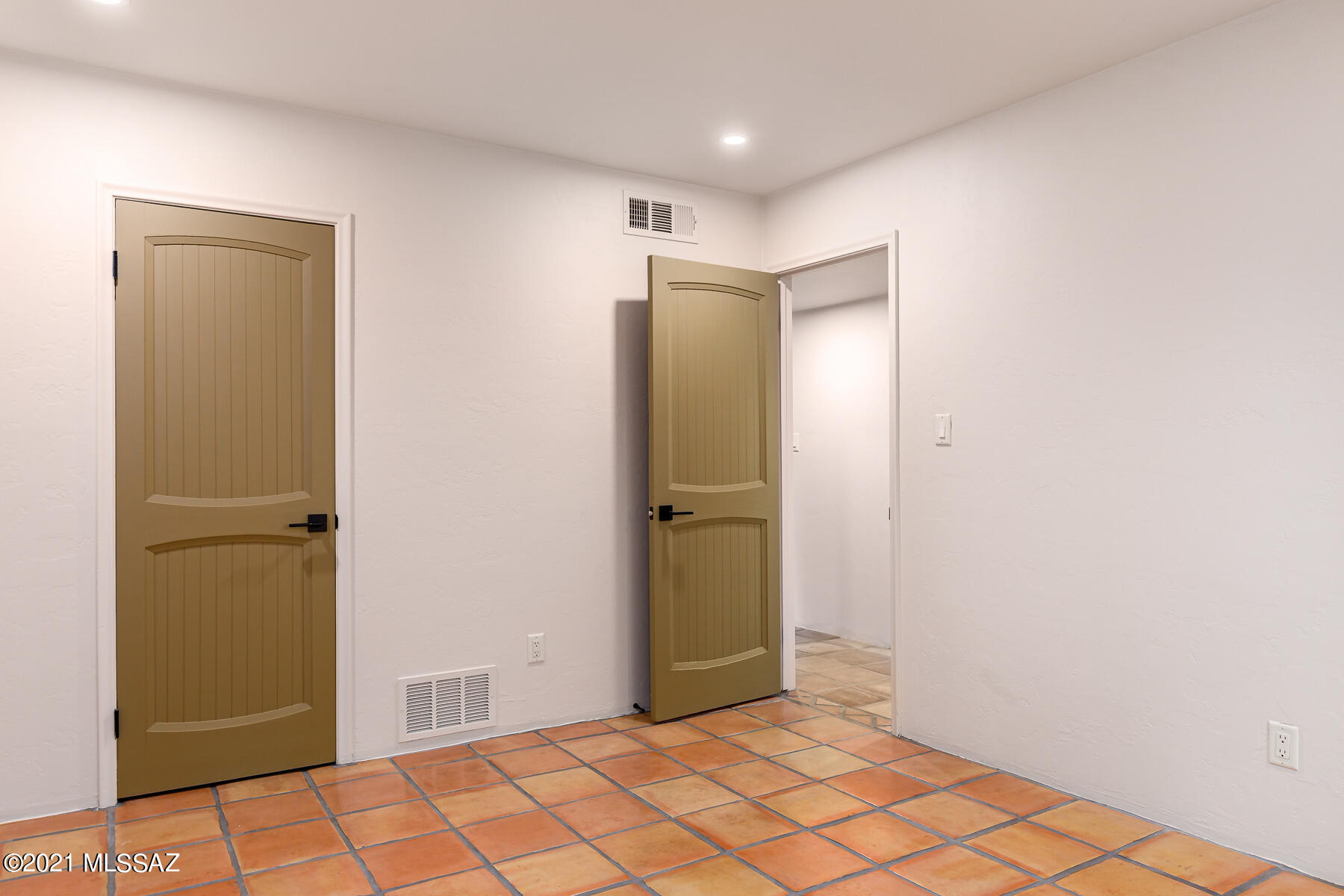 1815 E Camino Cresta