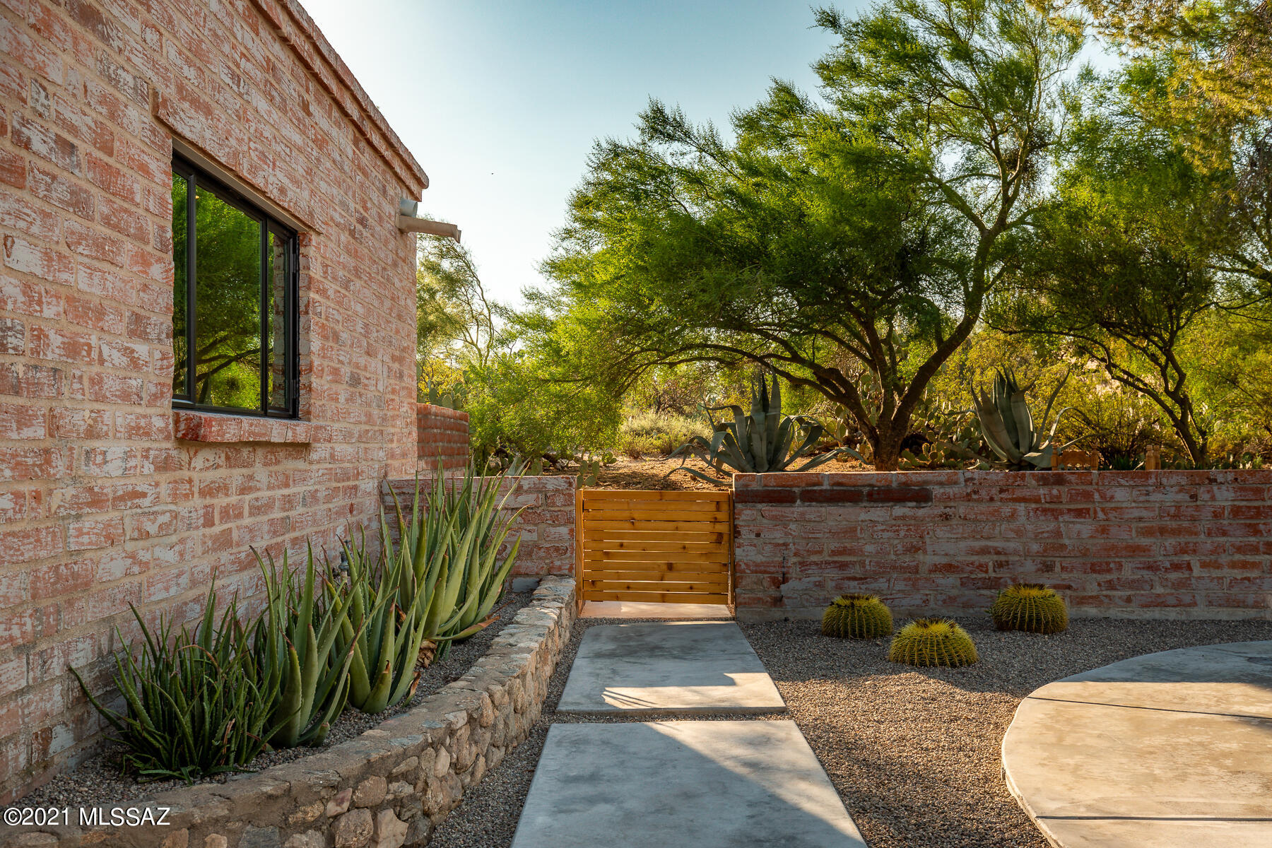 1815 E Camino Cresta