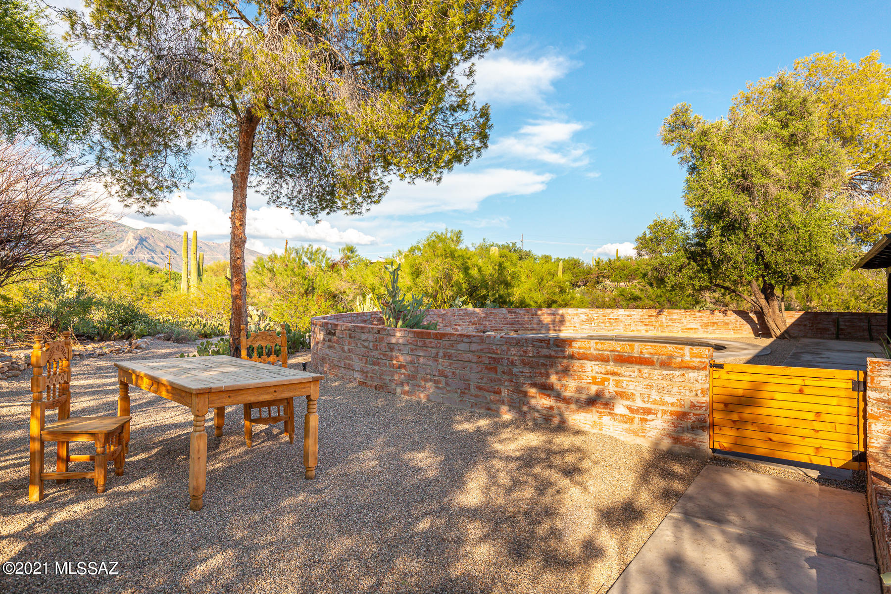 1815 E Camino Cresta