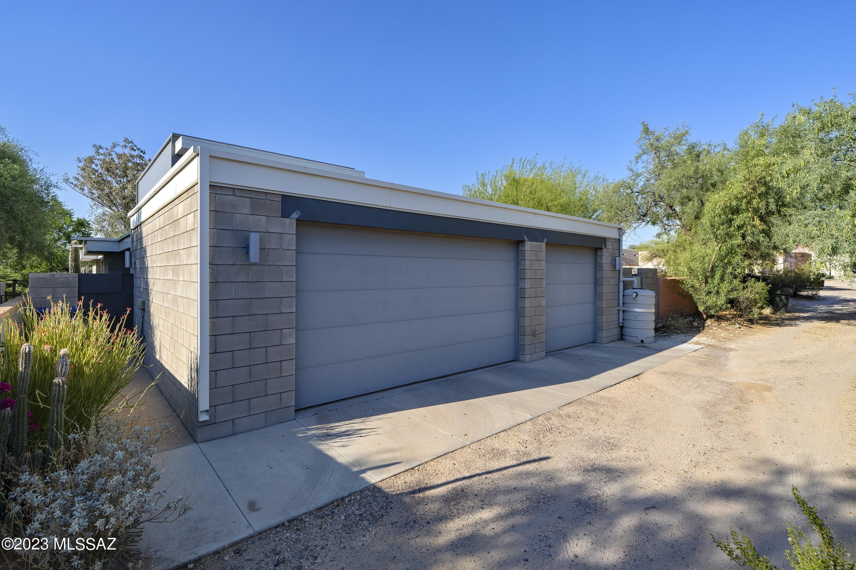 2408 E 7th Street
