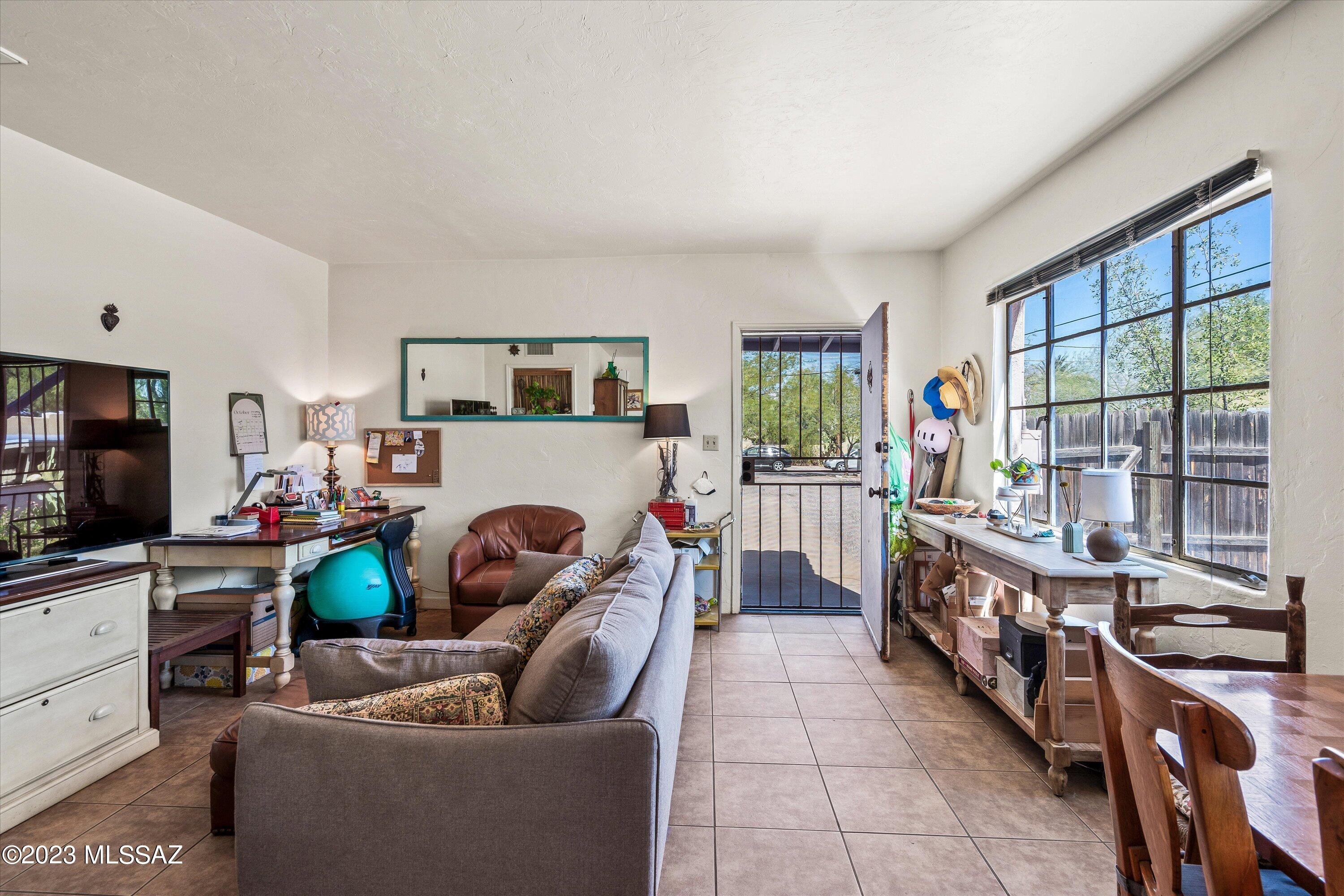 2936 E Edison Street