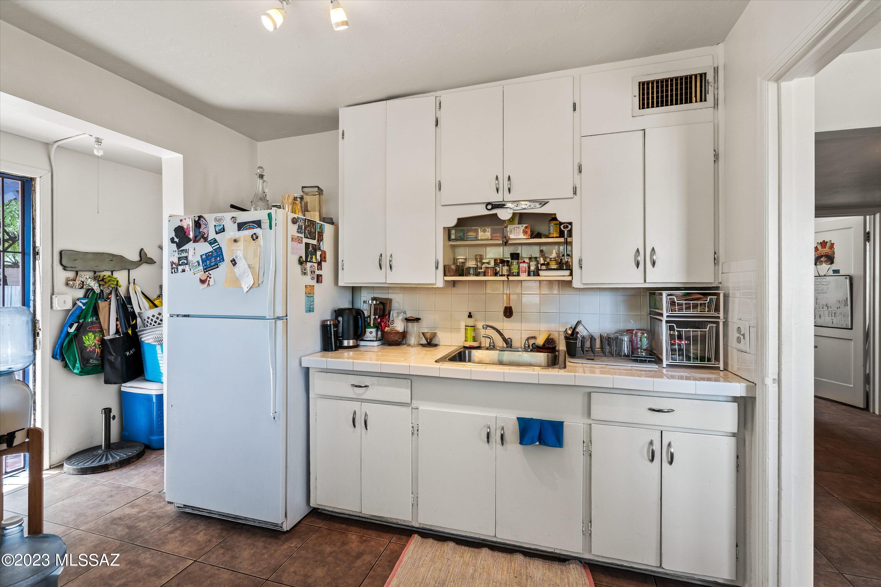 2936 E Edison Street