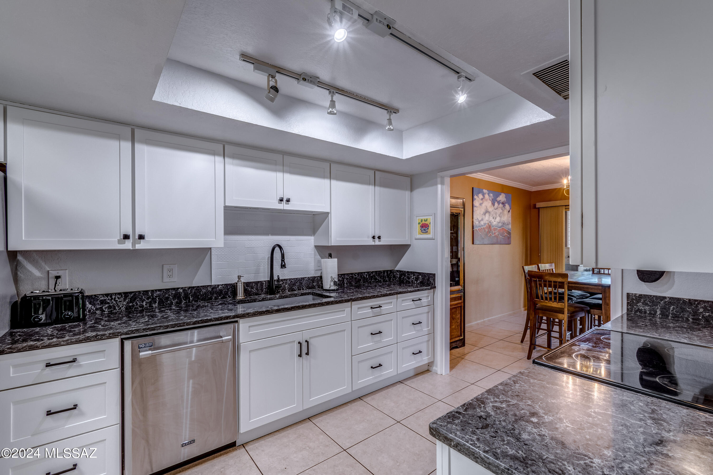 5634 N Calle De La Reina