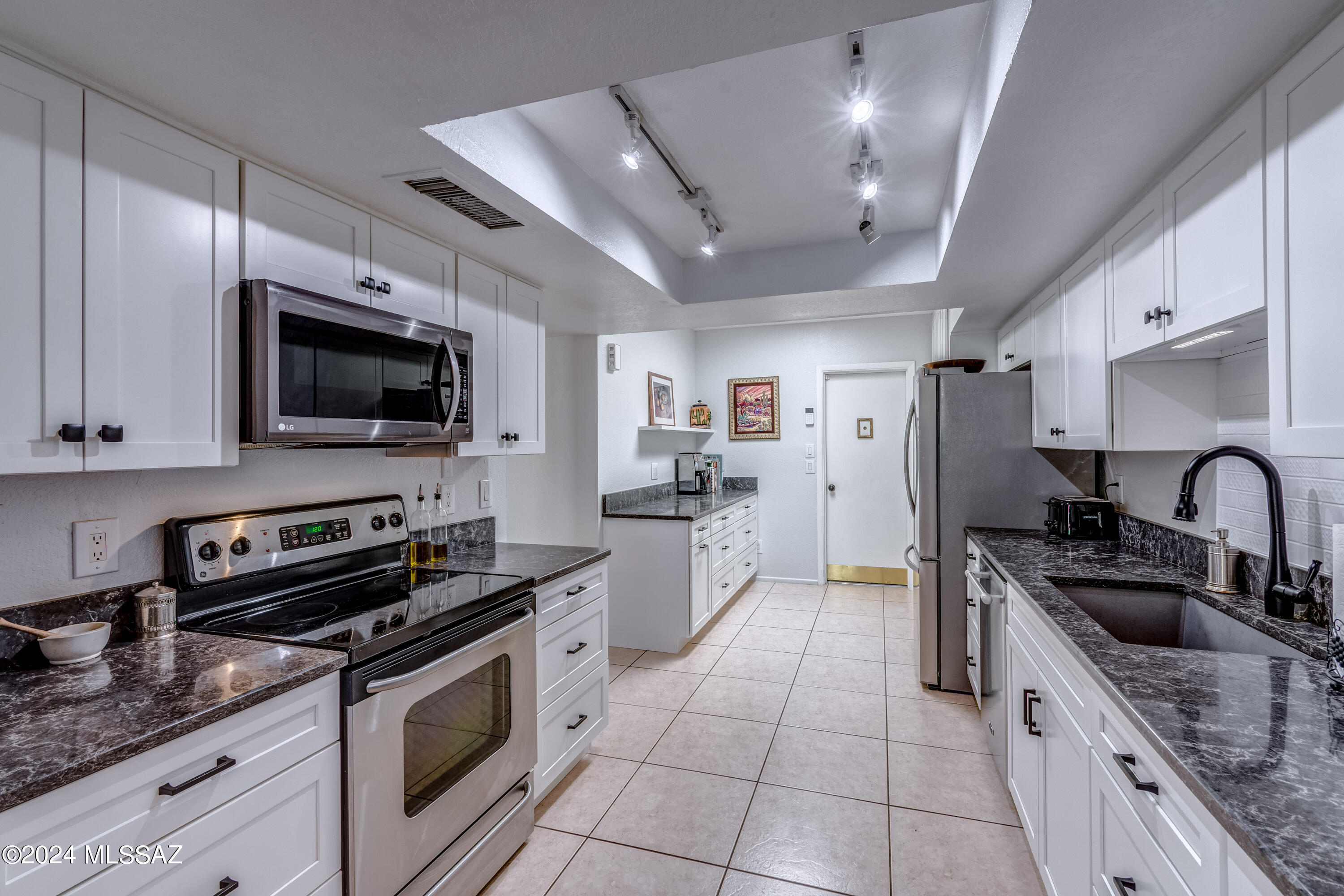 5634 N Calle De La Reina