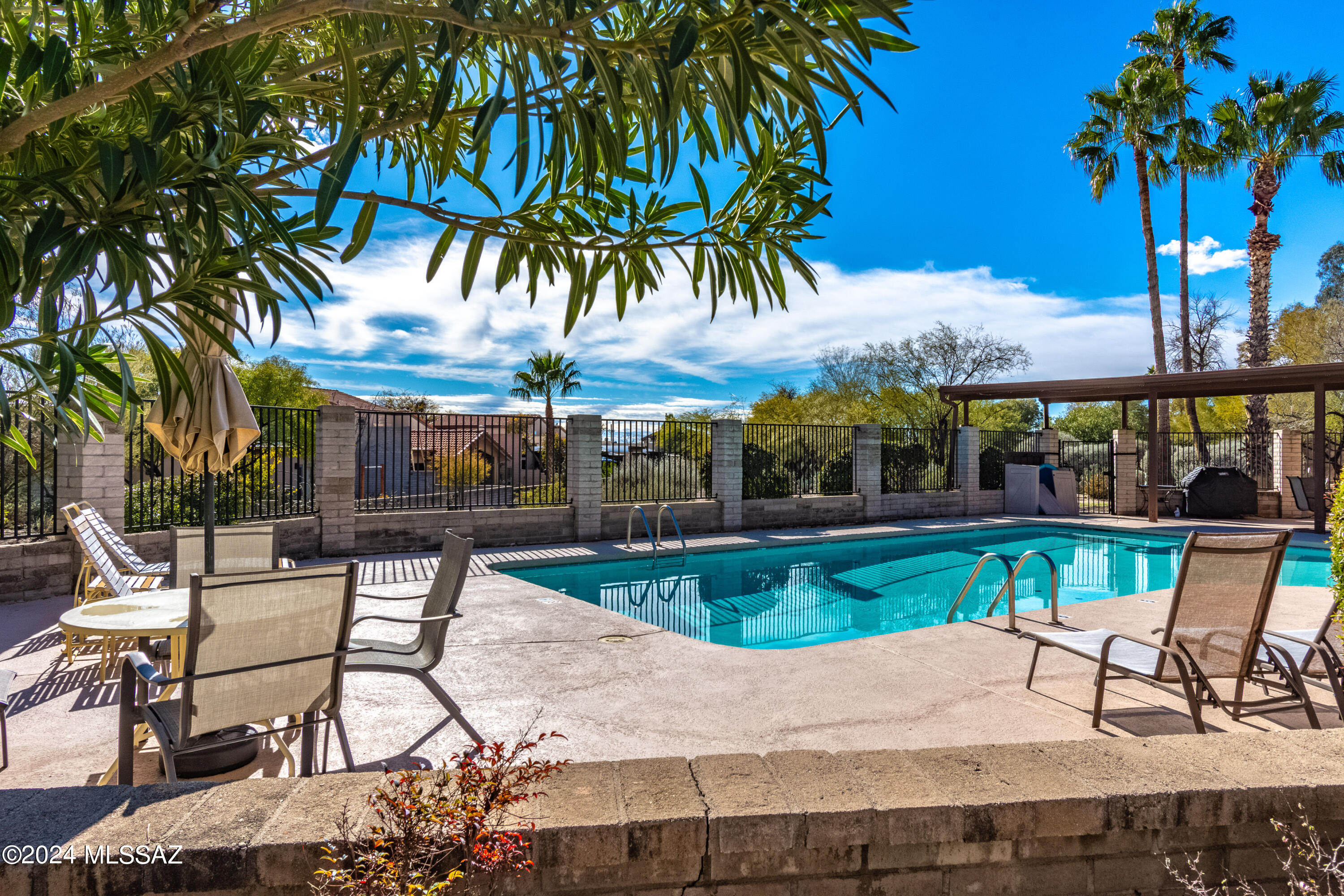 5634 N Calle De La Reina