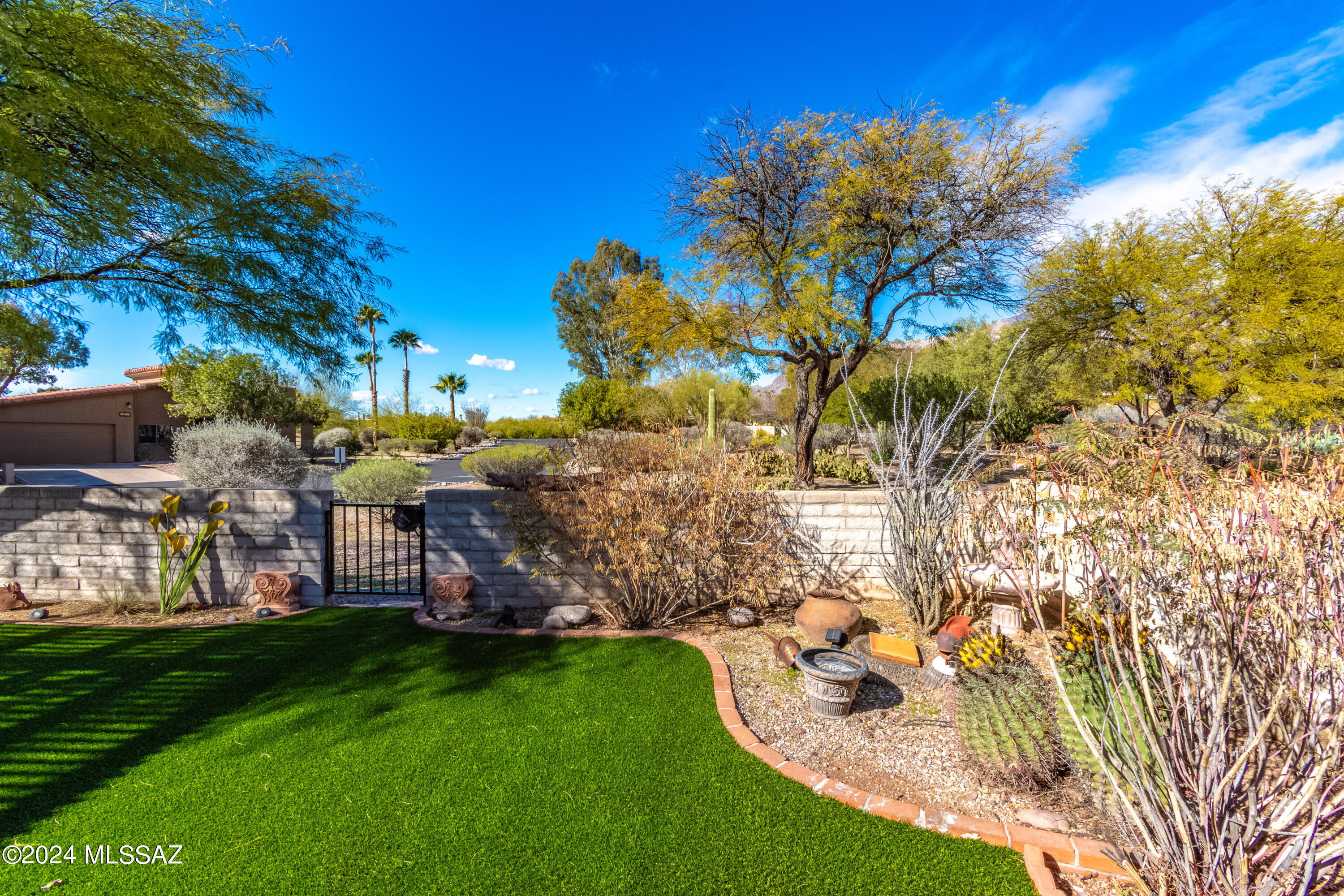 5634 N Calle De La Reina