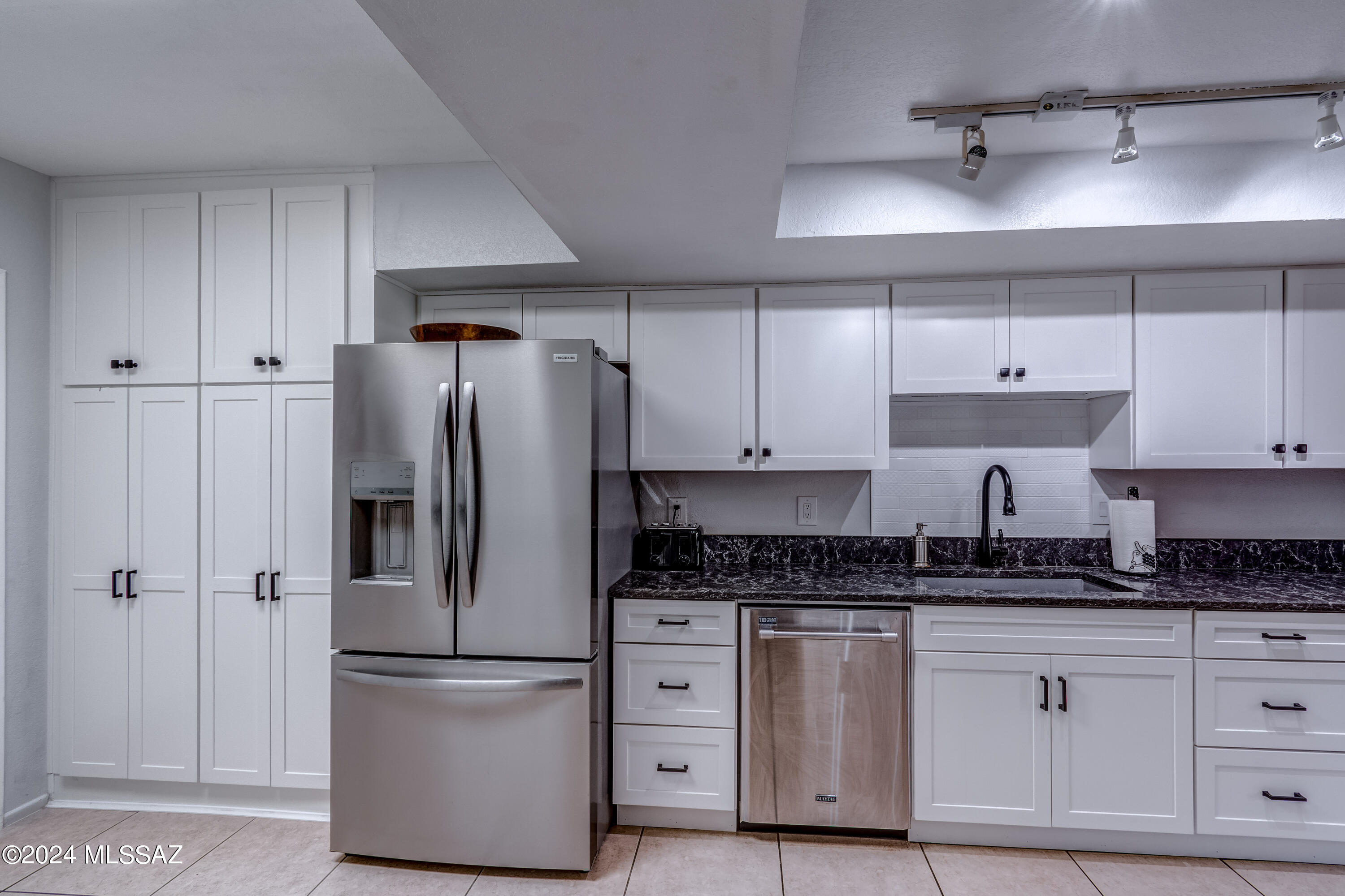 5634 N Calle De La Reina