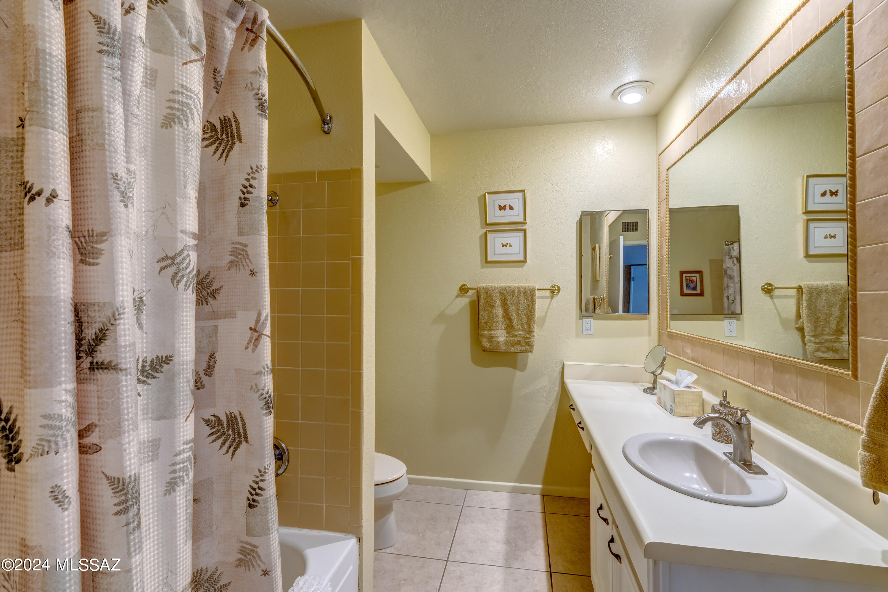 5634 N Calle De La Reina