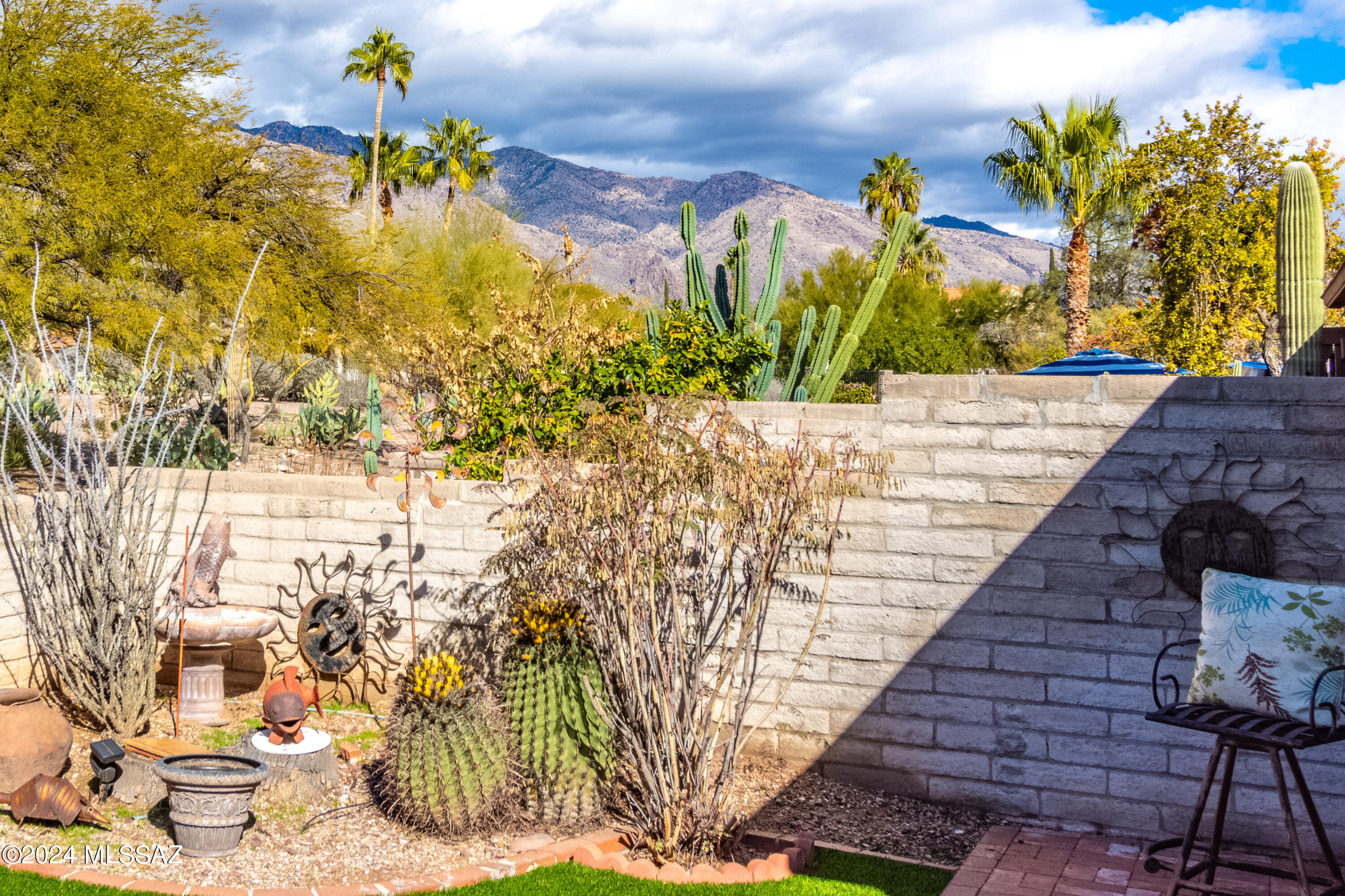 5634 N Calle De La Reina